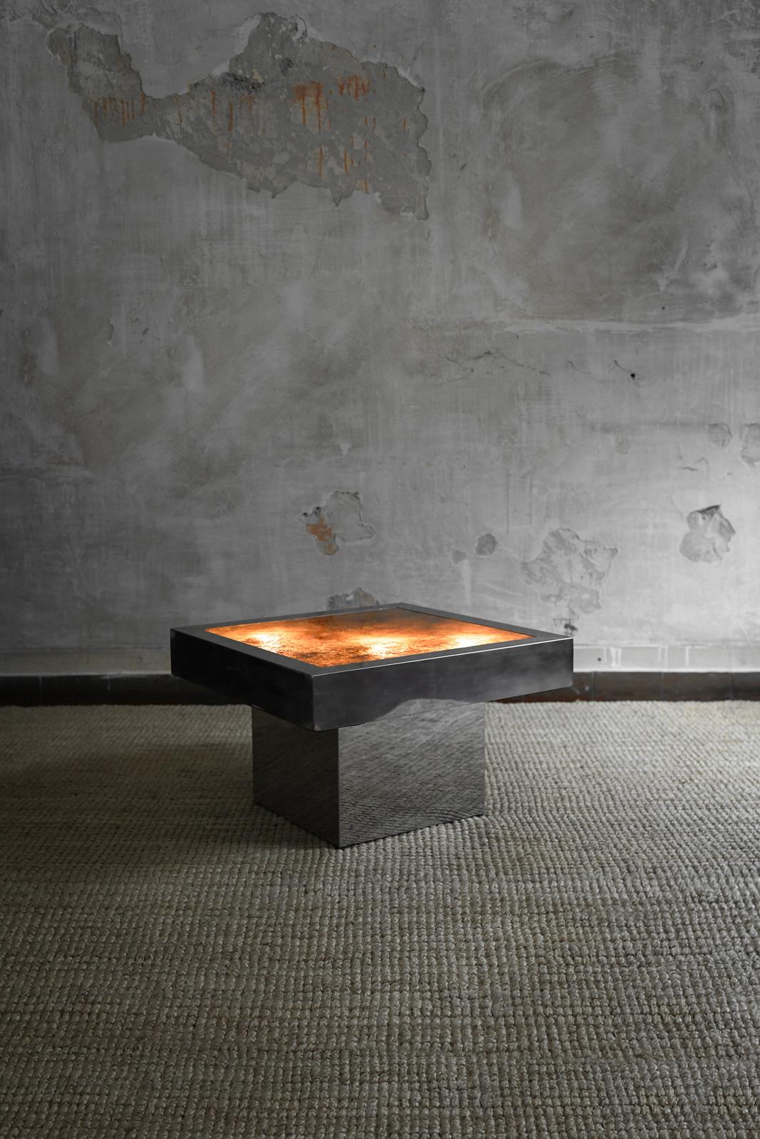Table basse carrée en métal avec plateau rétro-éclairé, 1970
Détails du produit
La table dispose d'un éclairage interne intégré alimenté par l'électricité et est équipée d'un câble européen standard (220-240V).
Dimensions : 60 L x 37 H x 60 D cm
