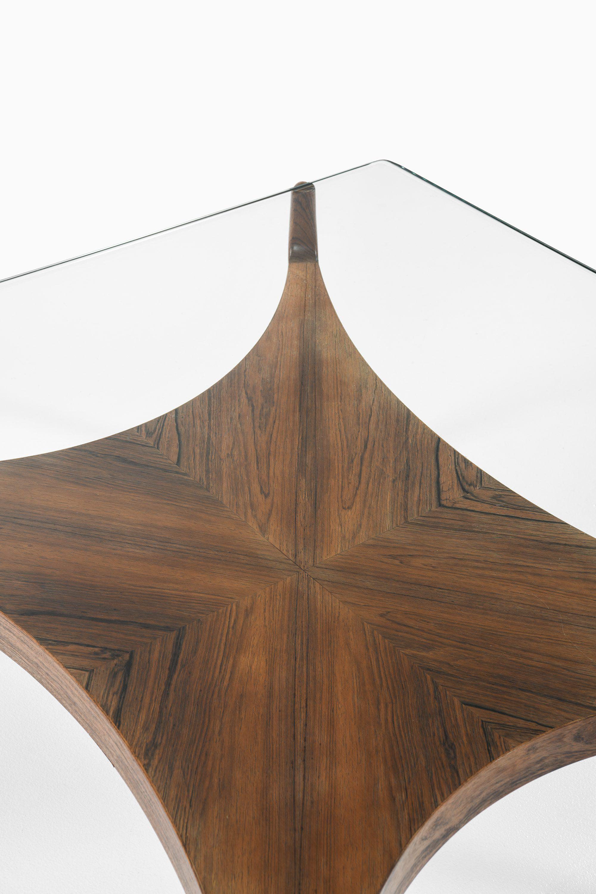 Table basse carrée en bois de rose et verre par Sven Ellekær, années 1960 Bon état - En vente à Limhamn, Skåne län