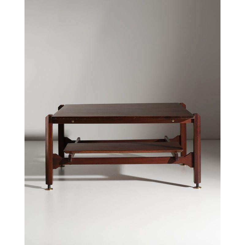 Table basse carrée italienne du milieu du siècle, attribuée au designer Vittorio Dassi, fabriquée vers 1950.

Conçue avec un corps en teck et soutenue par des pieds en laiton.

Dimensions : L 70 x P 70 x H 37 cm.
 