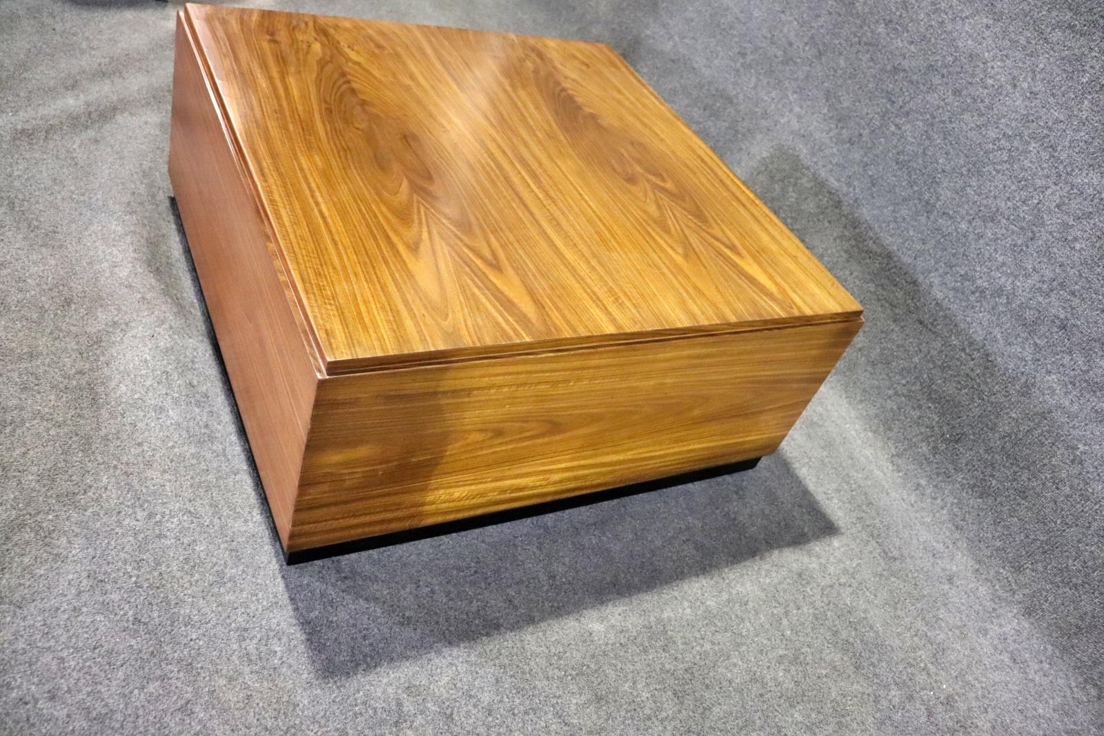 Simple and handsome coffee table with beautiful teak grain. Slight edge around the table.
Please confirm location NY or NJ