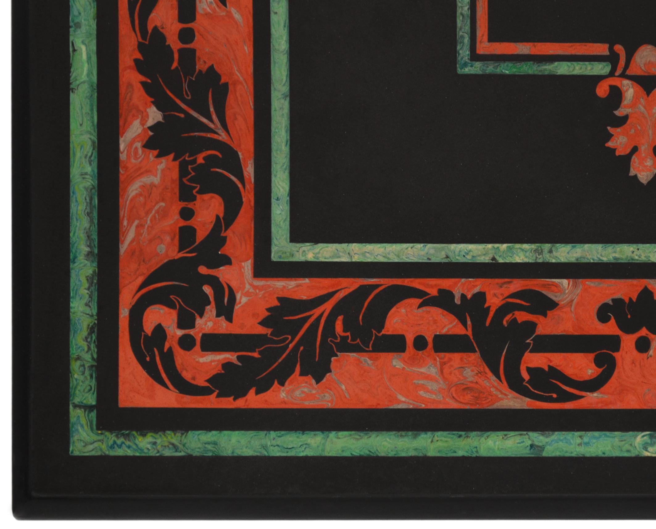 Table basse décorative conçue par Cupioli et fabriquée en Italie, composée d'un plateau en ardoise avec incrustation d'art scagliola, décor de feuilles d'acanthe.
 Base en bois sculpté et laqué noir.
Cet article a été fabriqué par des artisans