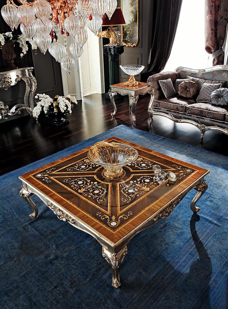 Précieuse table basse carrée au design exclusif de Modenese Luxury Interiors avec un plateau incrusté de différentes essences de bois et des finitions en nacre sur toute la structure. Plongez dans le luxe avec ce chef-d'œuvre des traditions