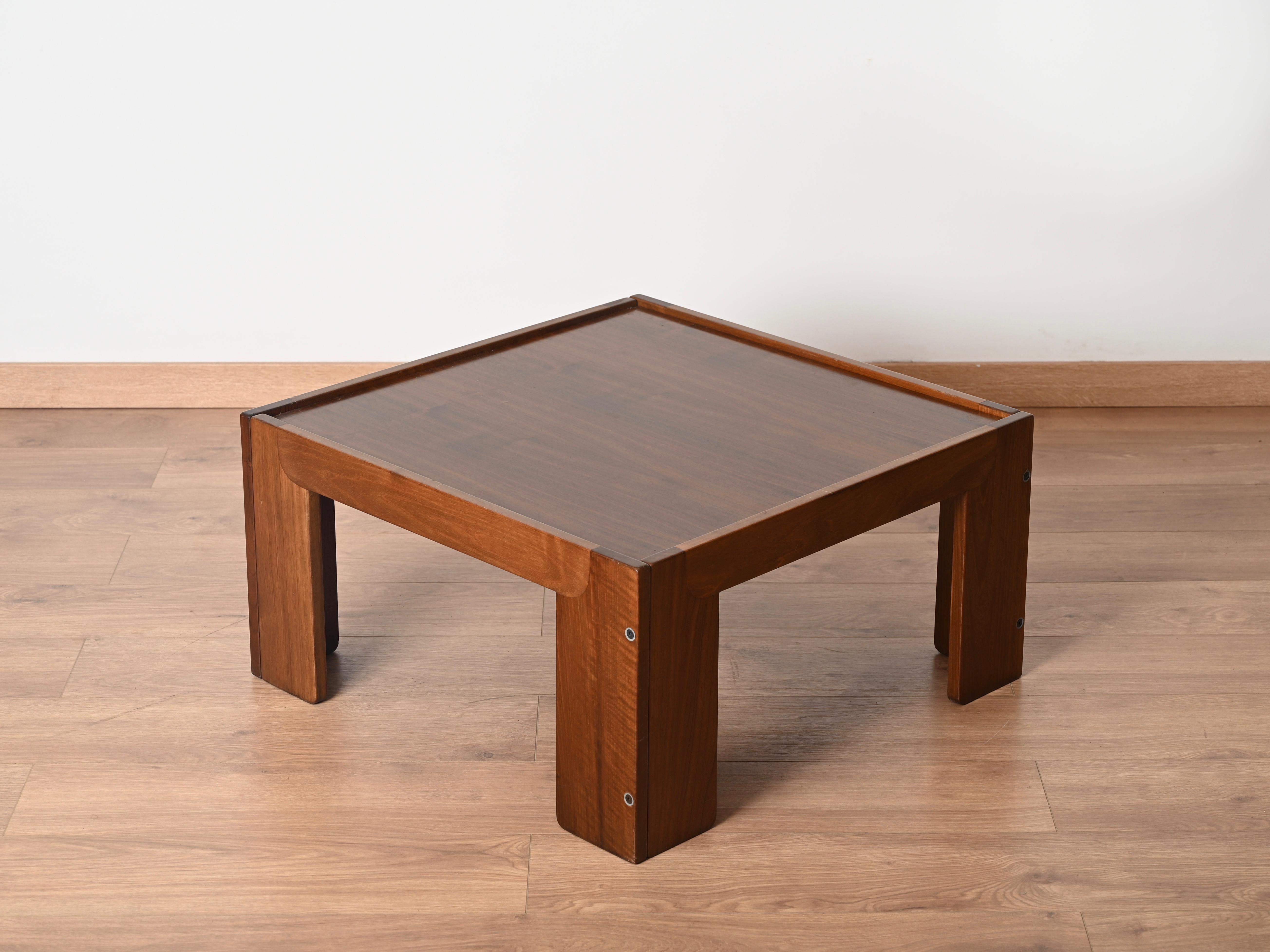 Splendido tavolino da caffè del Mid-Century Modello 771 in legno di noce disegnato da Afra & Tobia Scarpa e prodotto da Cassina, in Italia, negli anni '60. Il tavolo è firmato sotto una delle gambe. 

Questo tavolino incredibilmente elegante è in
