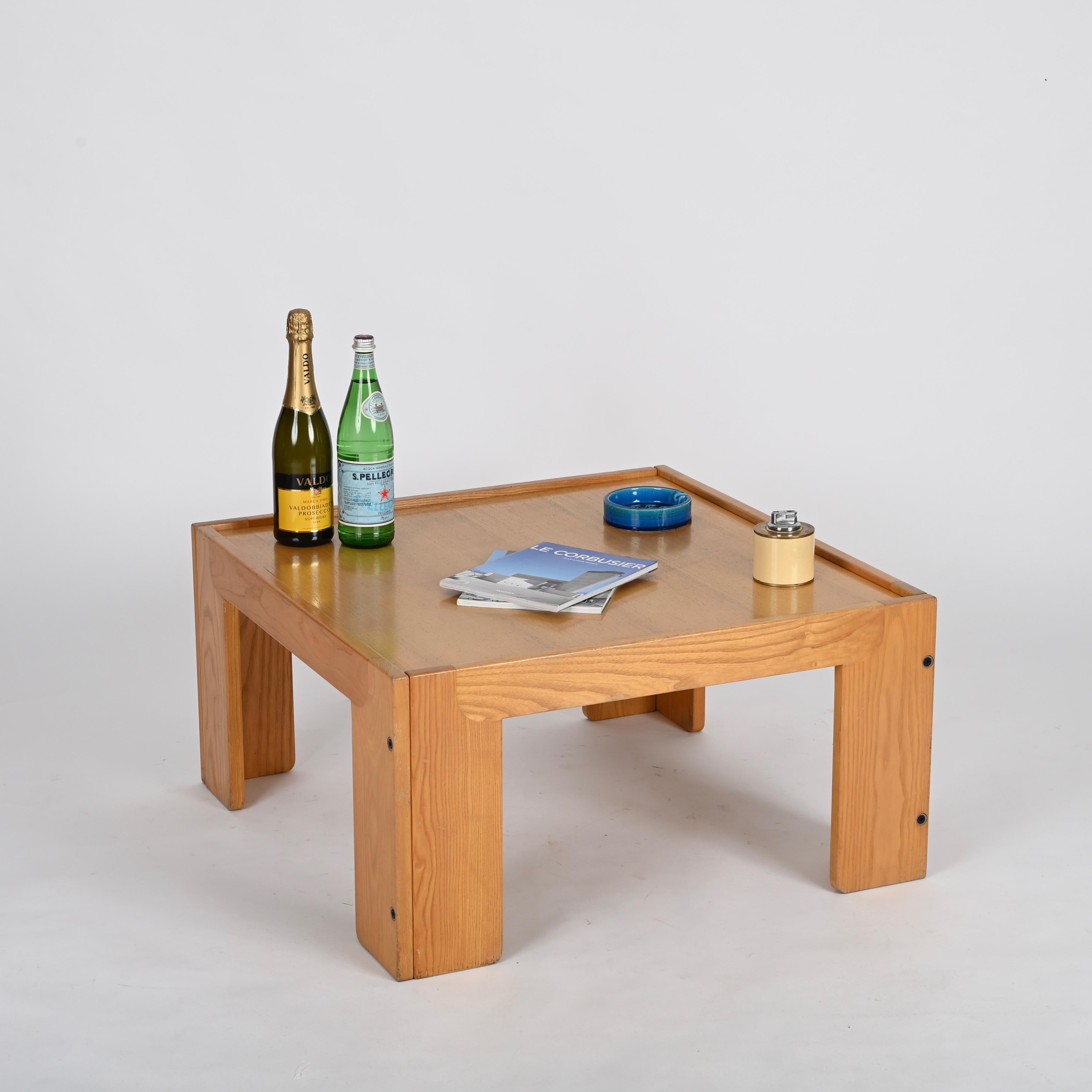 Meraviglioso  Tavolino da caffè di metà secolo Modello 771 in una rarissima versione in legno di frassino, disegnato da Afra & Tobia Scarpa e prodotto da Cassina, in Italia negli anni '60. Il tavolo è firmato sotto una delle gambe. 

Questo tavolino