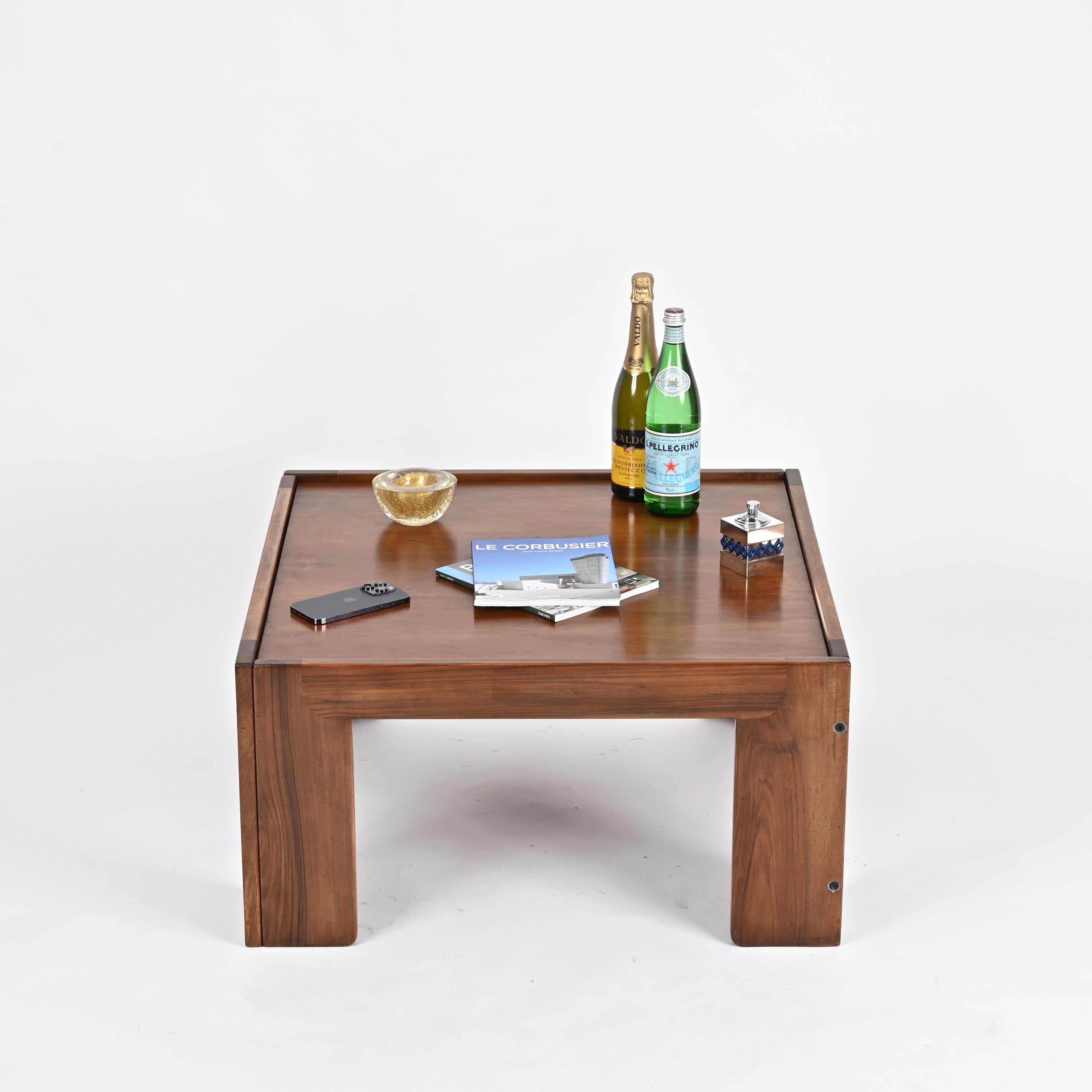 Quadratischer Couchtisch, signiert von Afra und Tobia Scarpa für Cassina, Italien 1960er Jahre (Holz) im Angebot