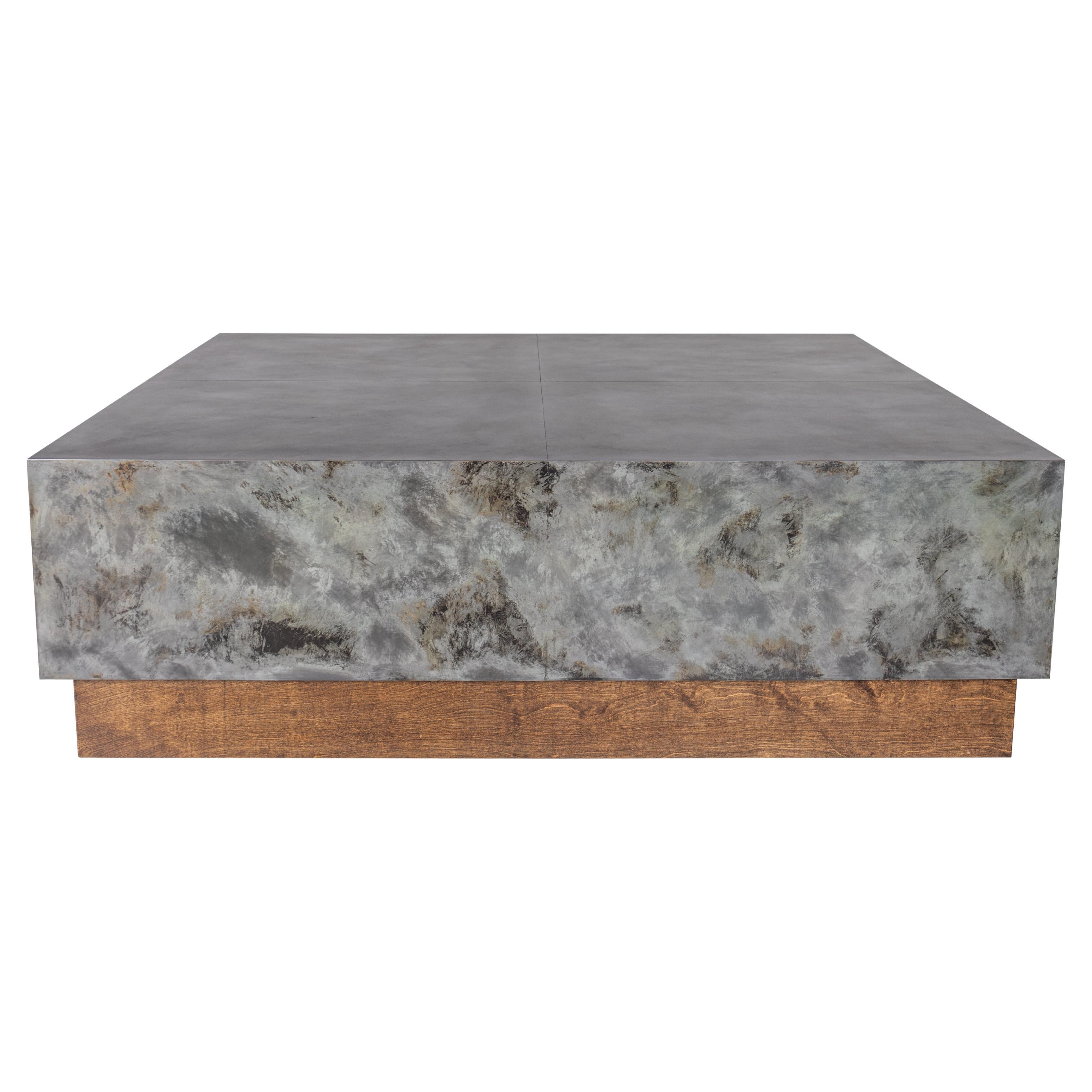 Table basse carrée avec plateau en cuivre zinc patiné et base en chêne souple