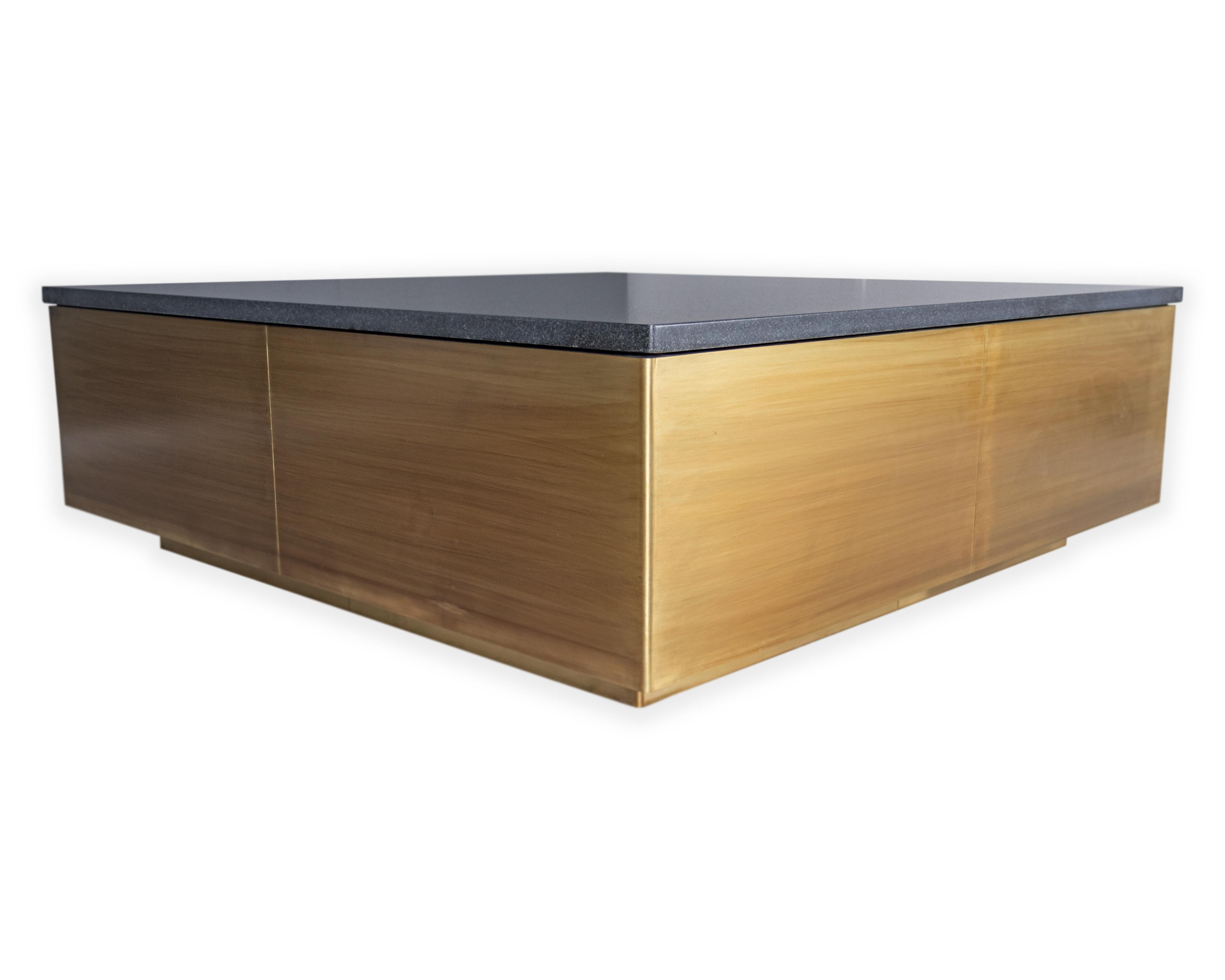 Table basse carrée avec un plateau en cuir noir absolu et une base en laiton. 

Conçue par Brendan Bass pour la Collection Design/One, en utilisant des matériaux et des textures de haute qualité. Tous les matériaux proviennent de fournisseurs locaux