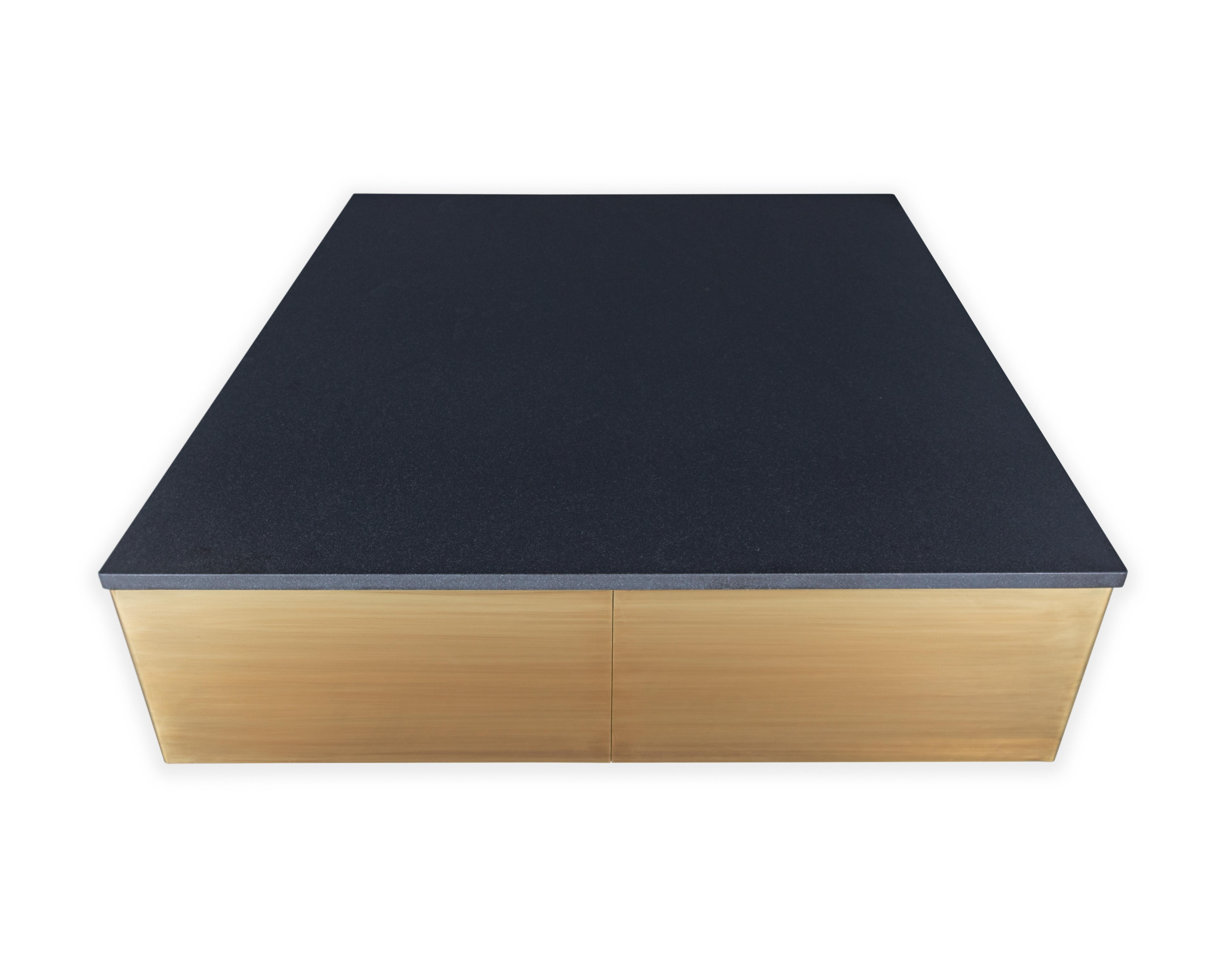 Moderne Table basse carrée avec plateau en cuir noir absolu et base en laiton en vente