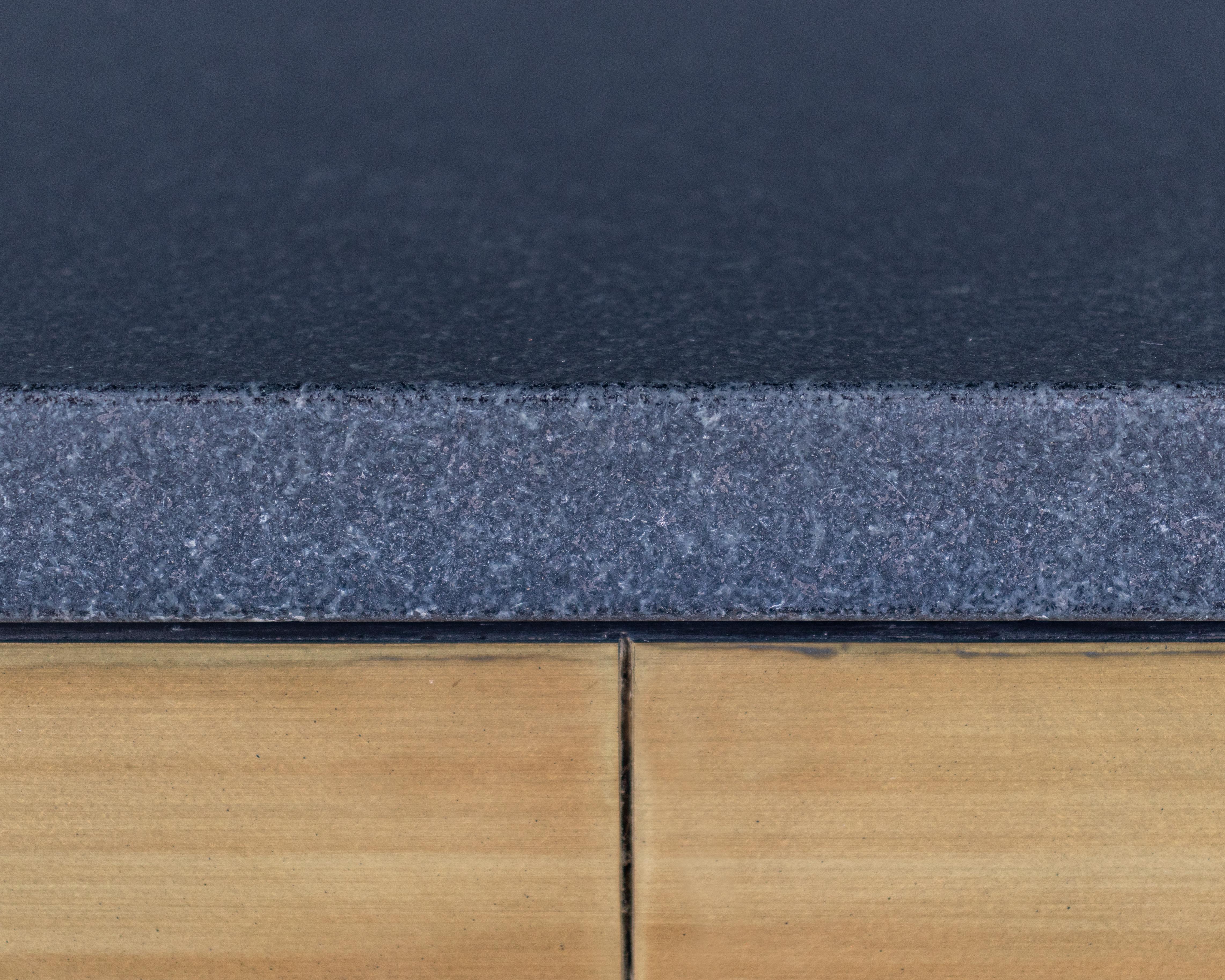 Table basse carrée avec plateau en cuir noir absolu et base en laiton Neuf - En vente à Dallas, TX