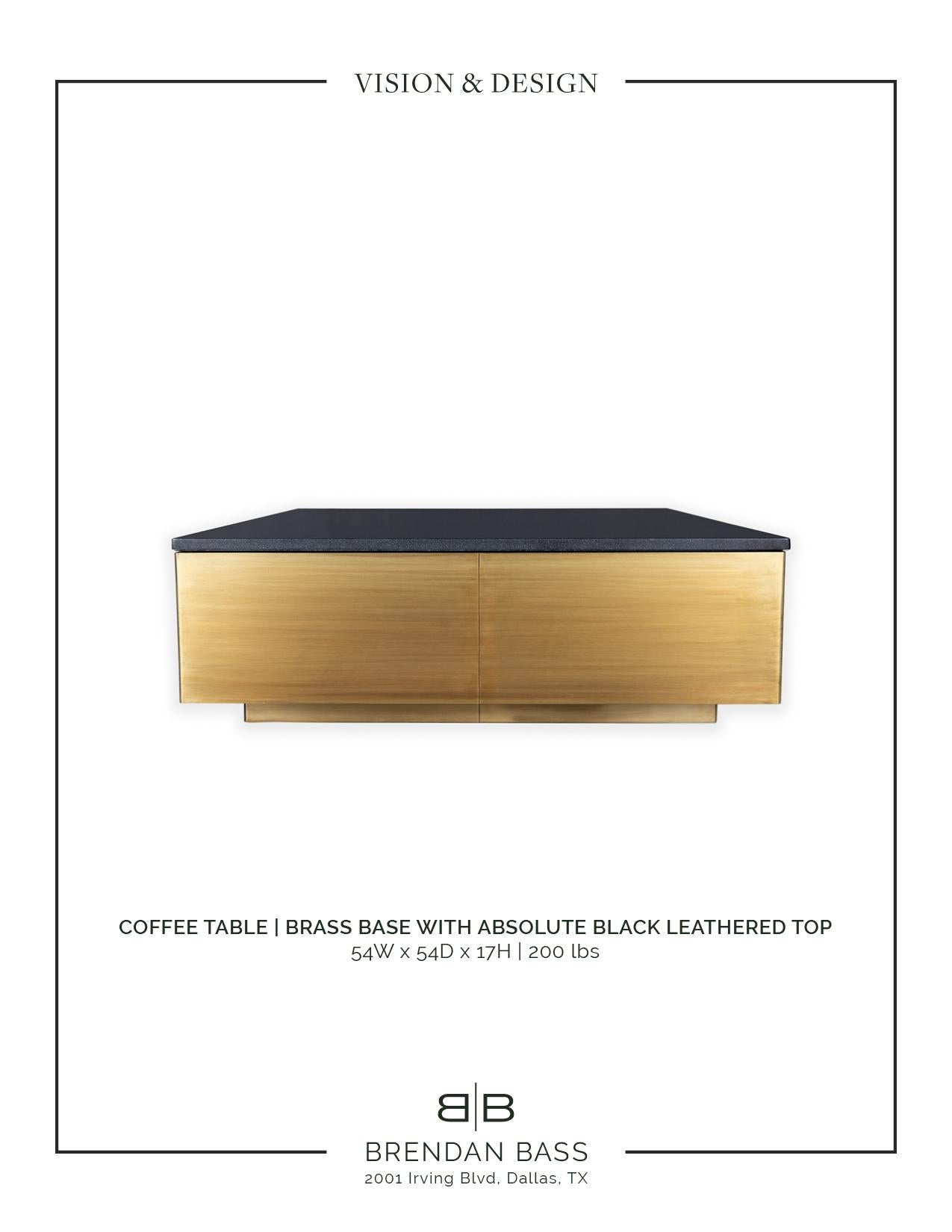 Laiton Table basse carrée avec plateau en cuir noir absolu et base en laiton en vente