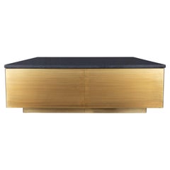 Table basse carrée avec plateau en cuir noir absolu et base en laiton