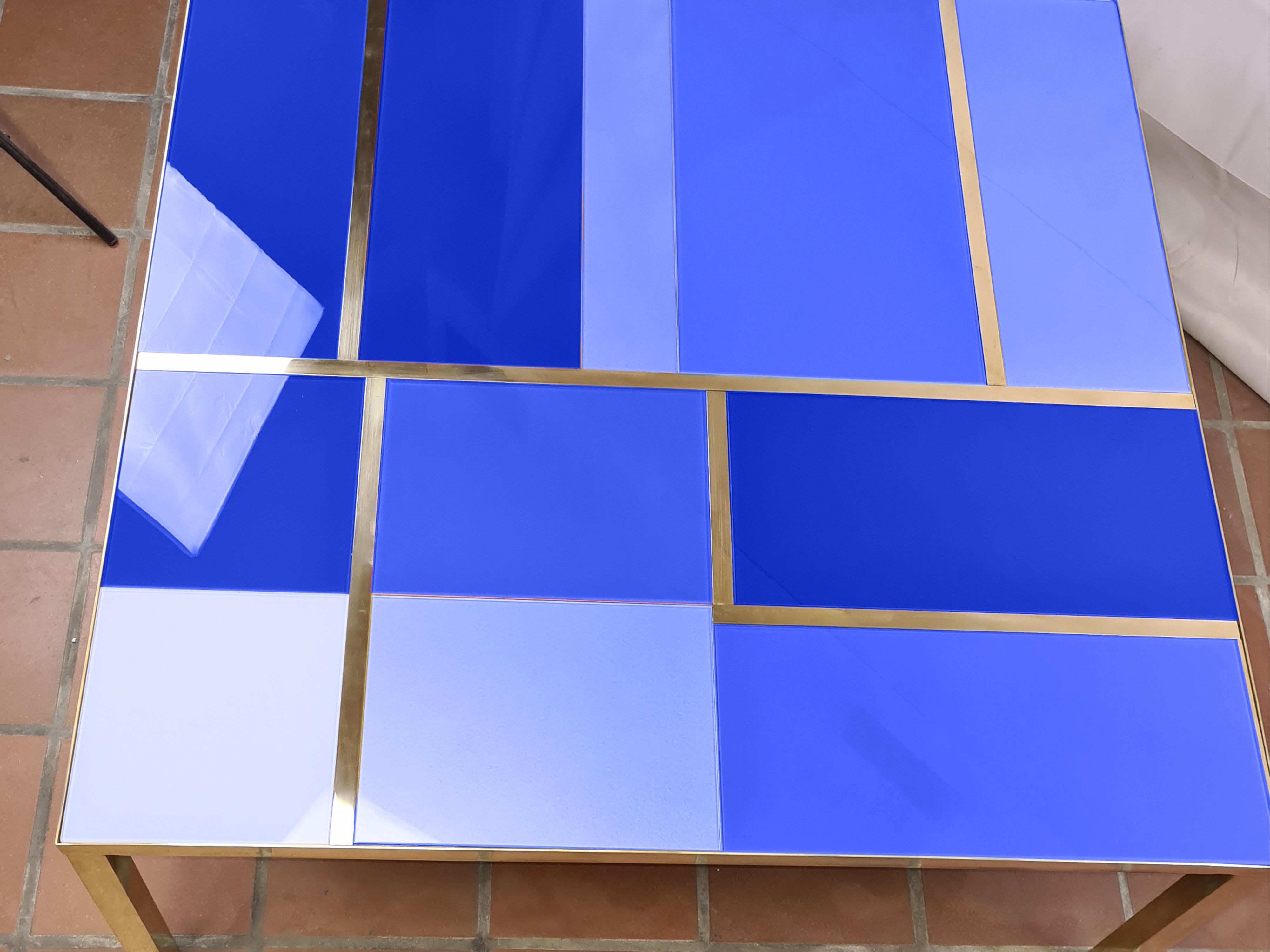 Mesa de centro cuadrada con cristal de Murano azul espejado y adornos de latón, Made in Italy Moderno en venta
