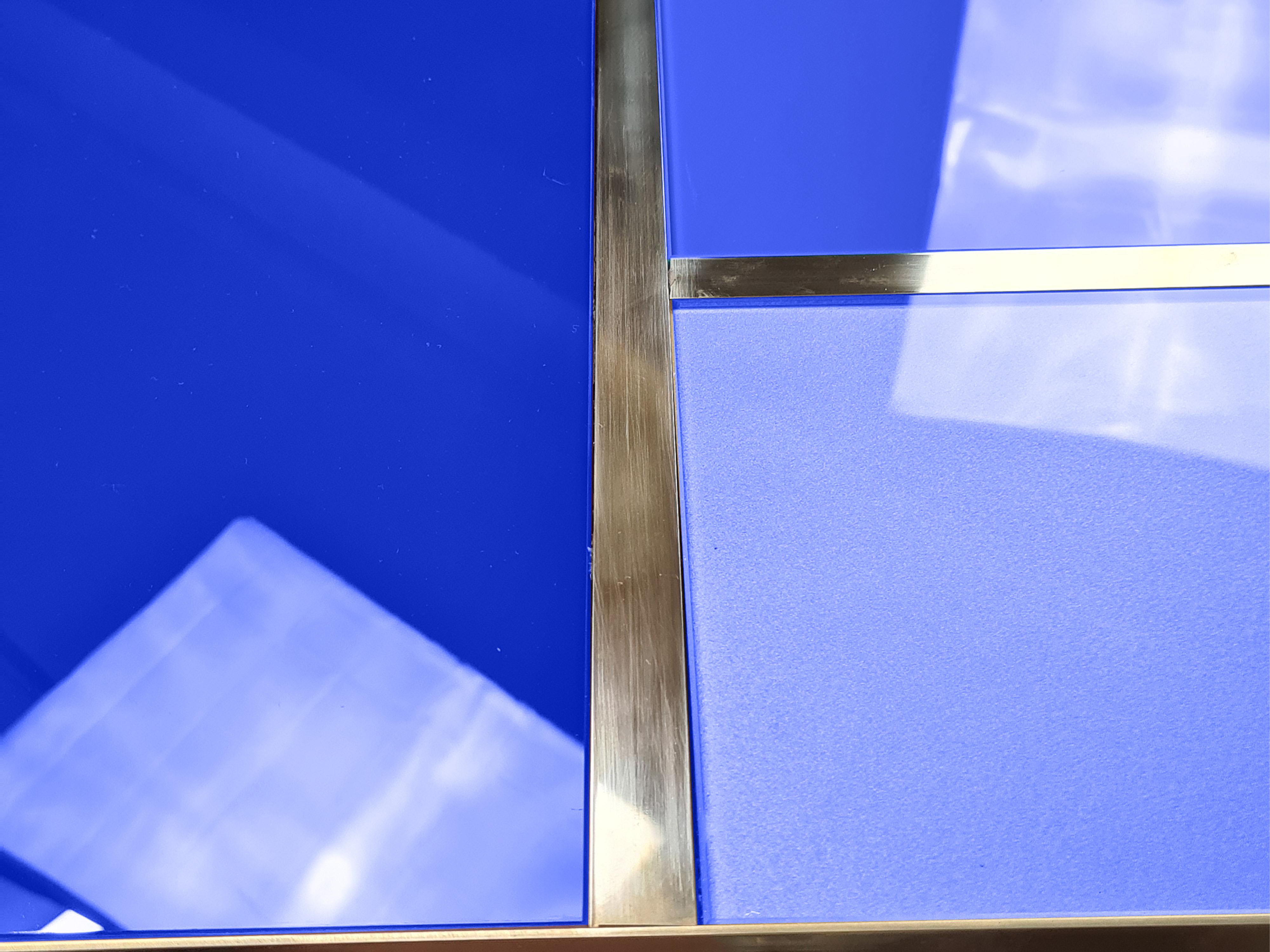Mesa de centro cuadrada con cristal de Murano azul espejado y adornos de latón, Made in Italy Italian en venta