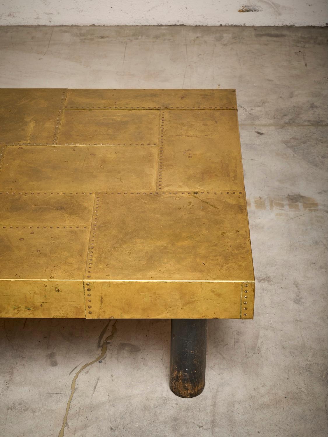 Table basse carrée avec incrustations en laiton et pieds en bois foncé en vente 3