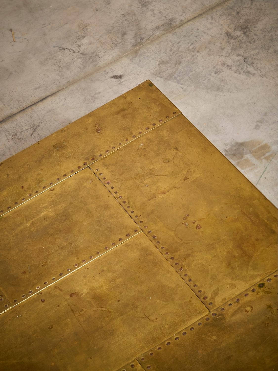 Table basse carrée avec incrustations en laiton et pieds en bois foncé en vente 5