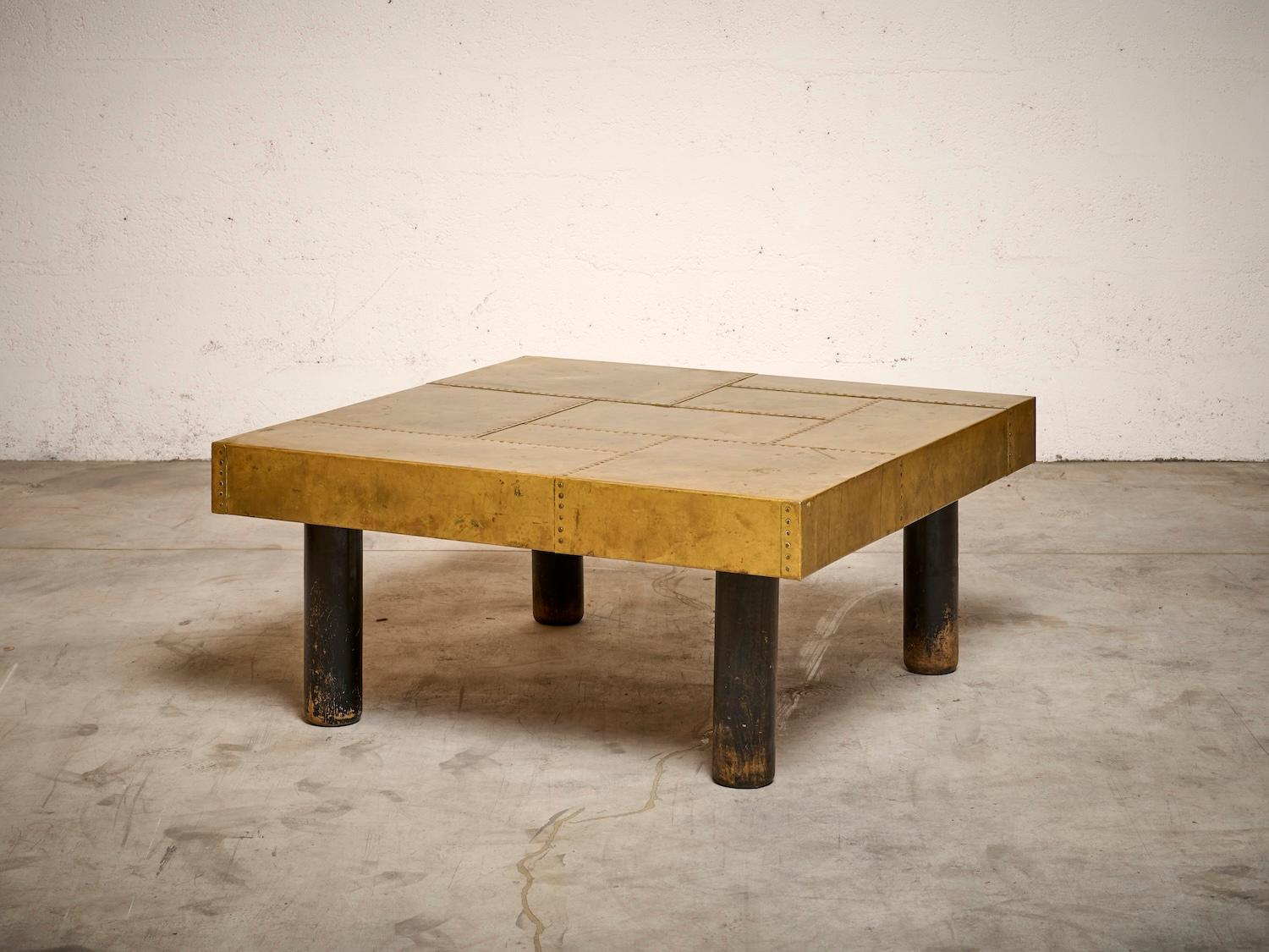 Belle table basse carrée patinée avec plateau en incrustations de laiton et pieds en bois foncé 