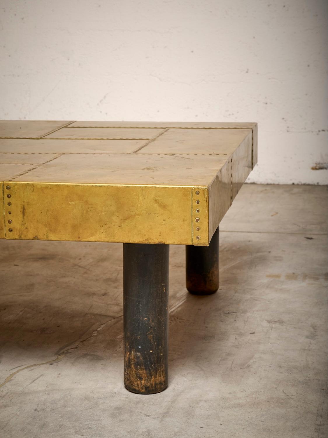Table basse carrée avec incrustations en laiton et pieds en bois foncé en vente 18