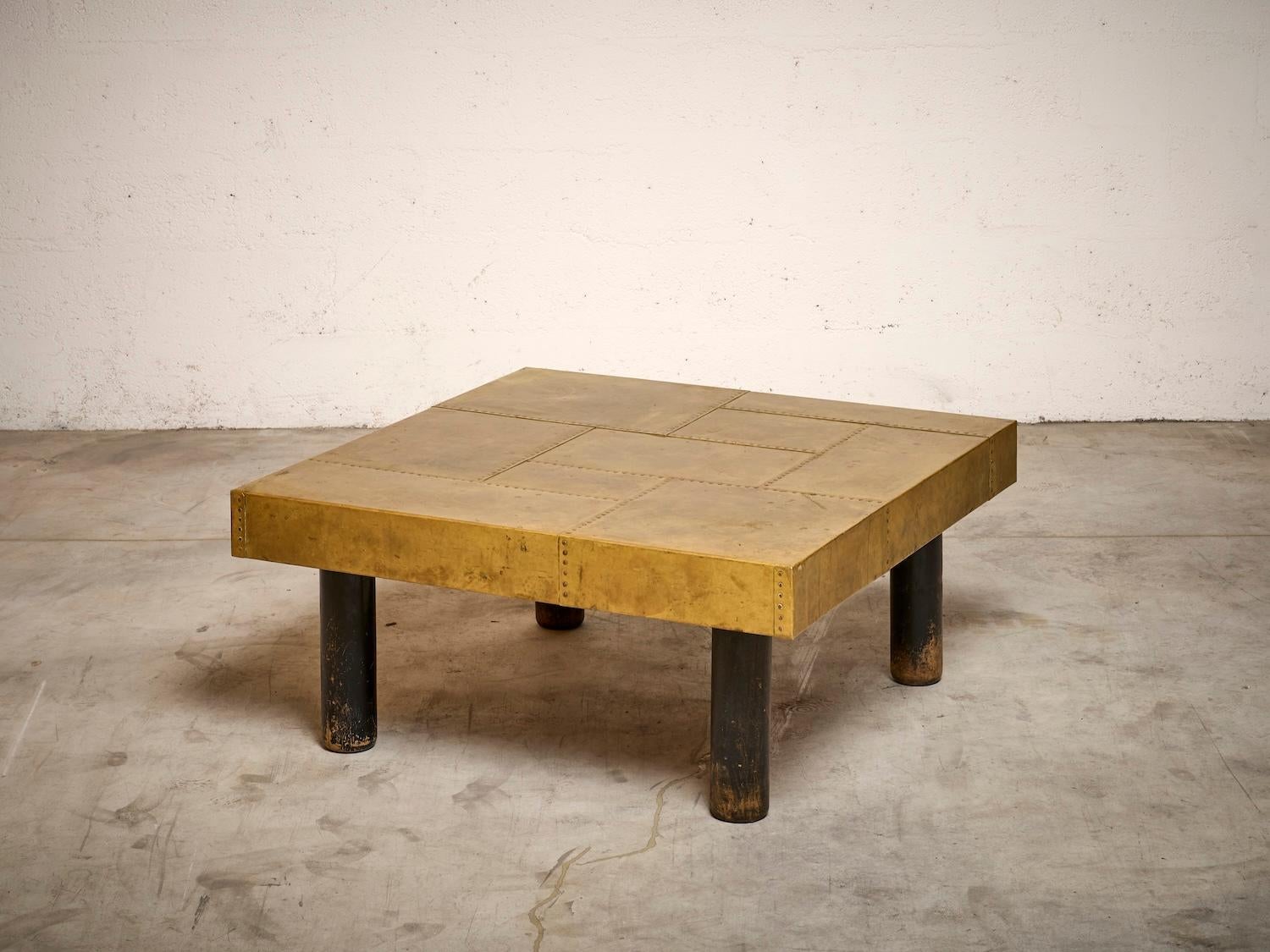 Mid-Century Modern Table basse carrée avec incrustations en laiton et pieds en bois foncé en vente
