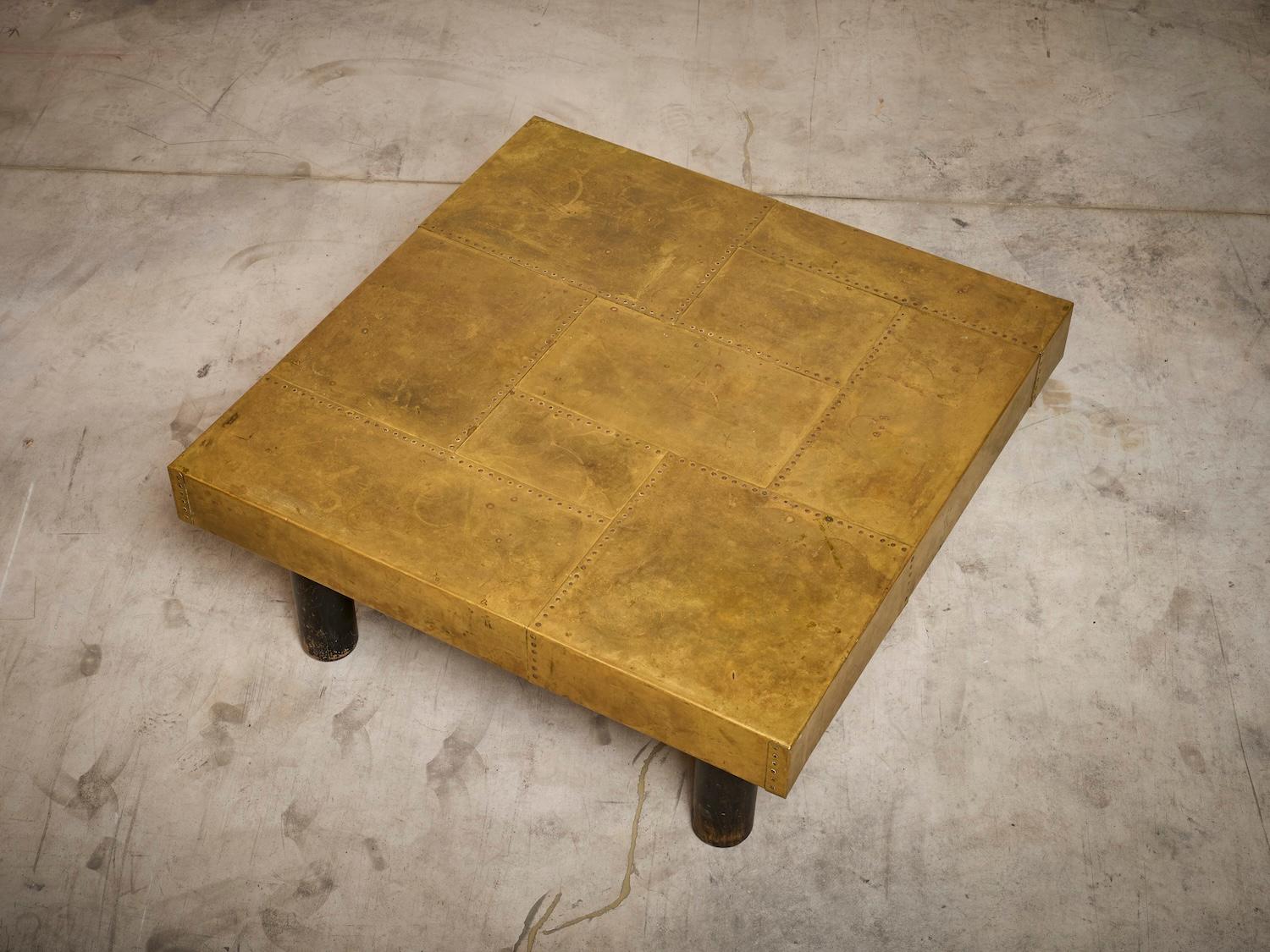 Table basse carrée avec incrustations en laiton et pieds en bois foncé Bon état - En vente à TOURS, FR