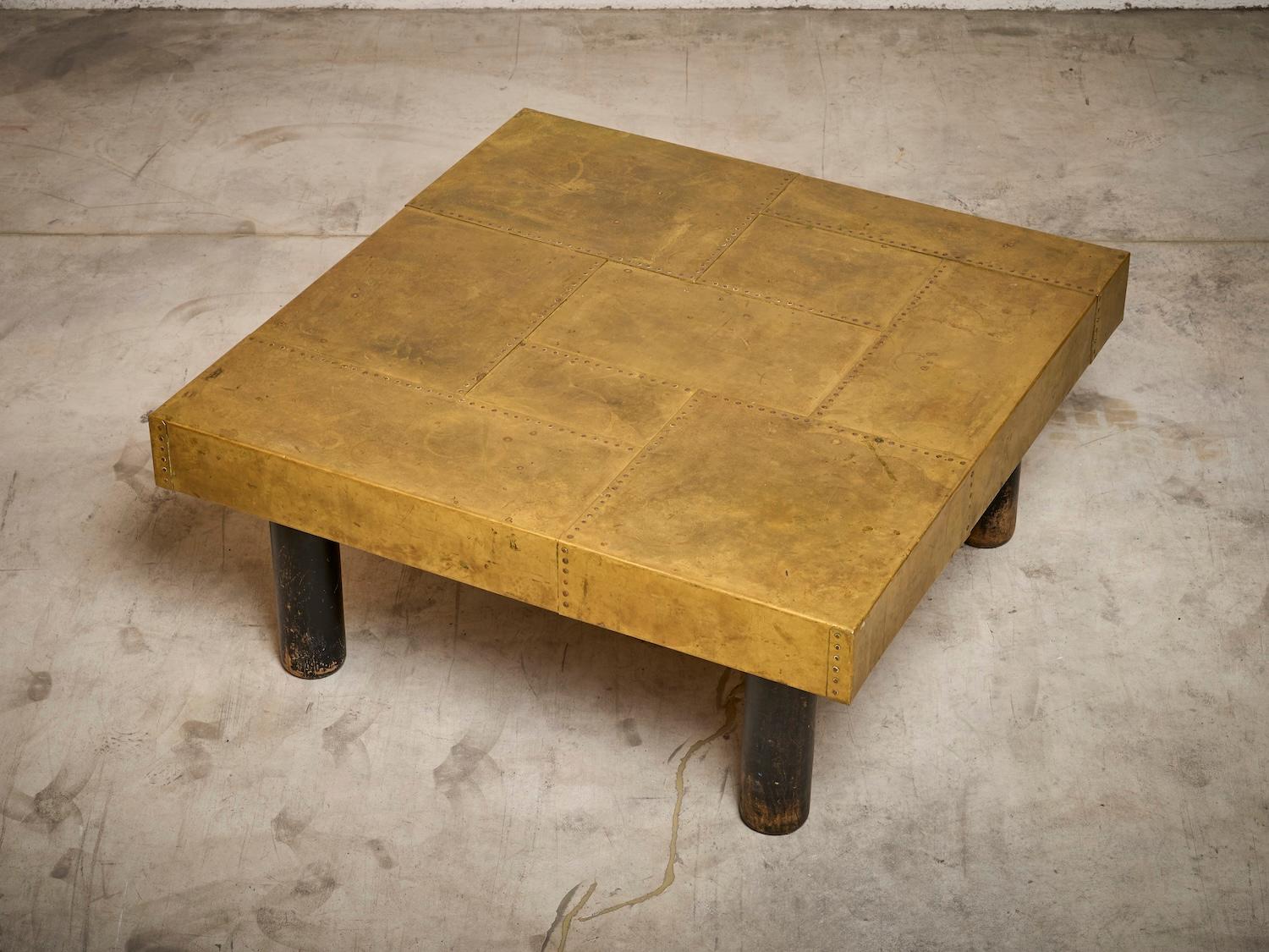 Fin du 20e siècle Table basse carrée avec incrustations en laiton et pieds en bois foncé en vente