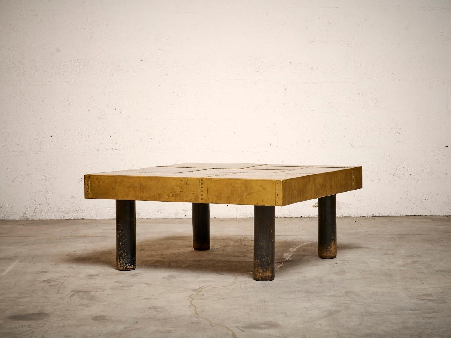 Laiton Table basse carrée avec incrustations en laiton et pieds en bois foncé en vente