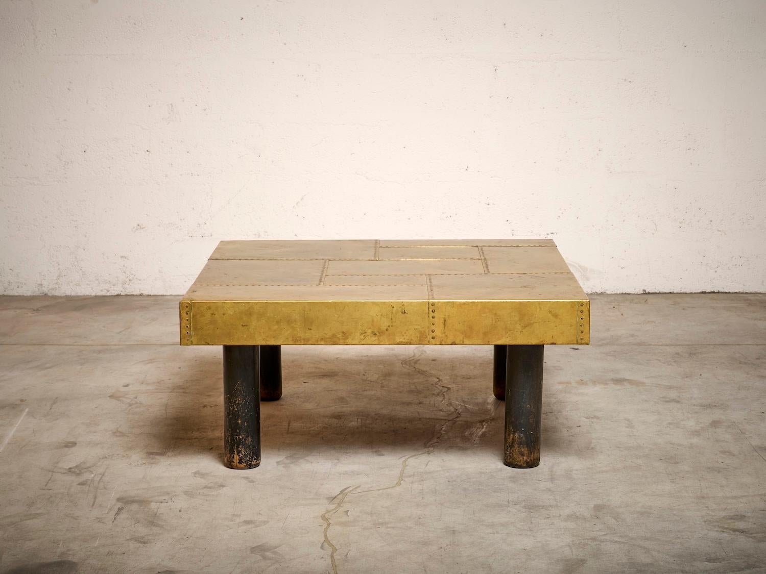 Table basse carrée avec incrustations en laiton et pieds en bois foncé en vente 1