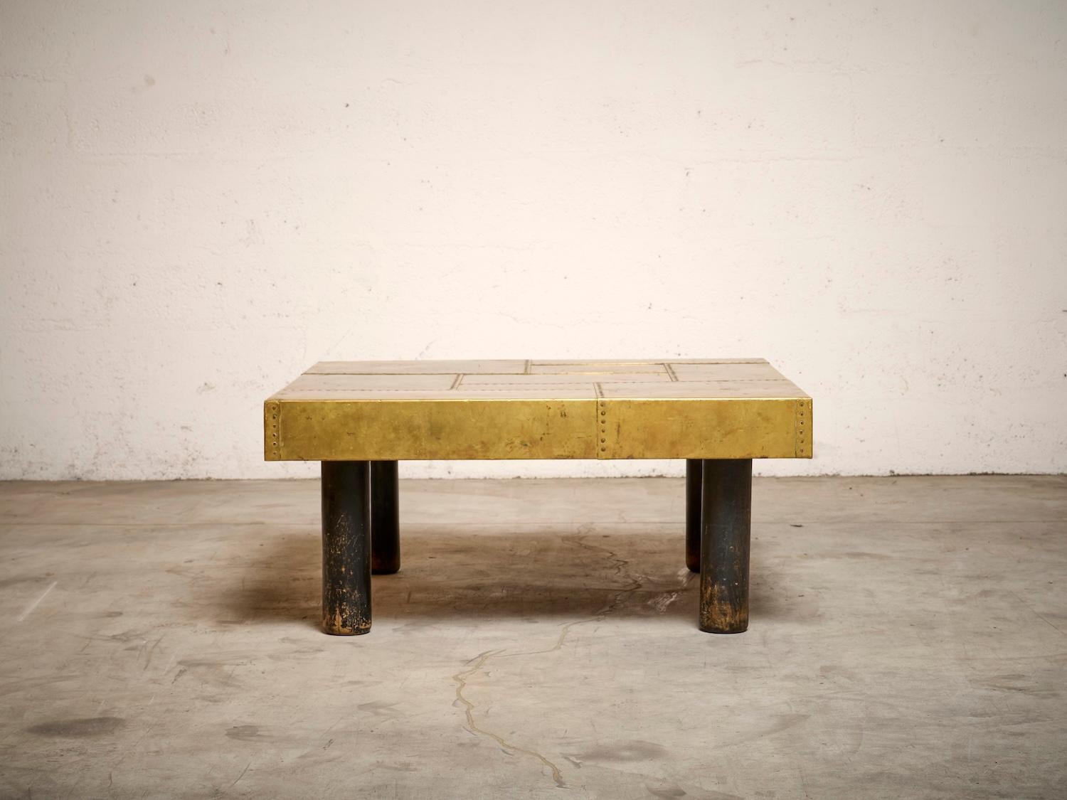 Table basse carrée avec incrustations en laiton et pieds en bois foncé en vente 2