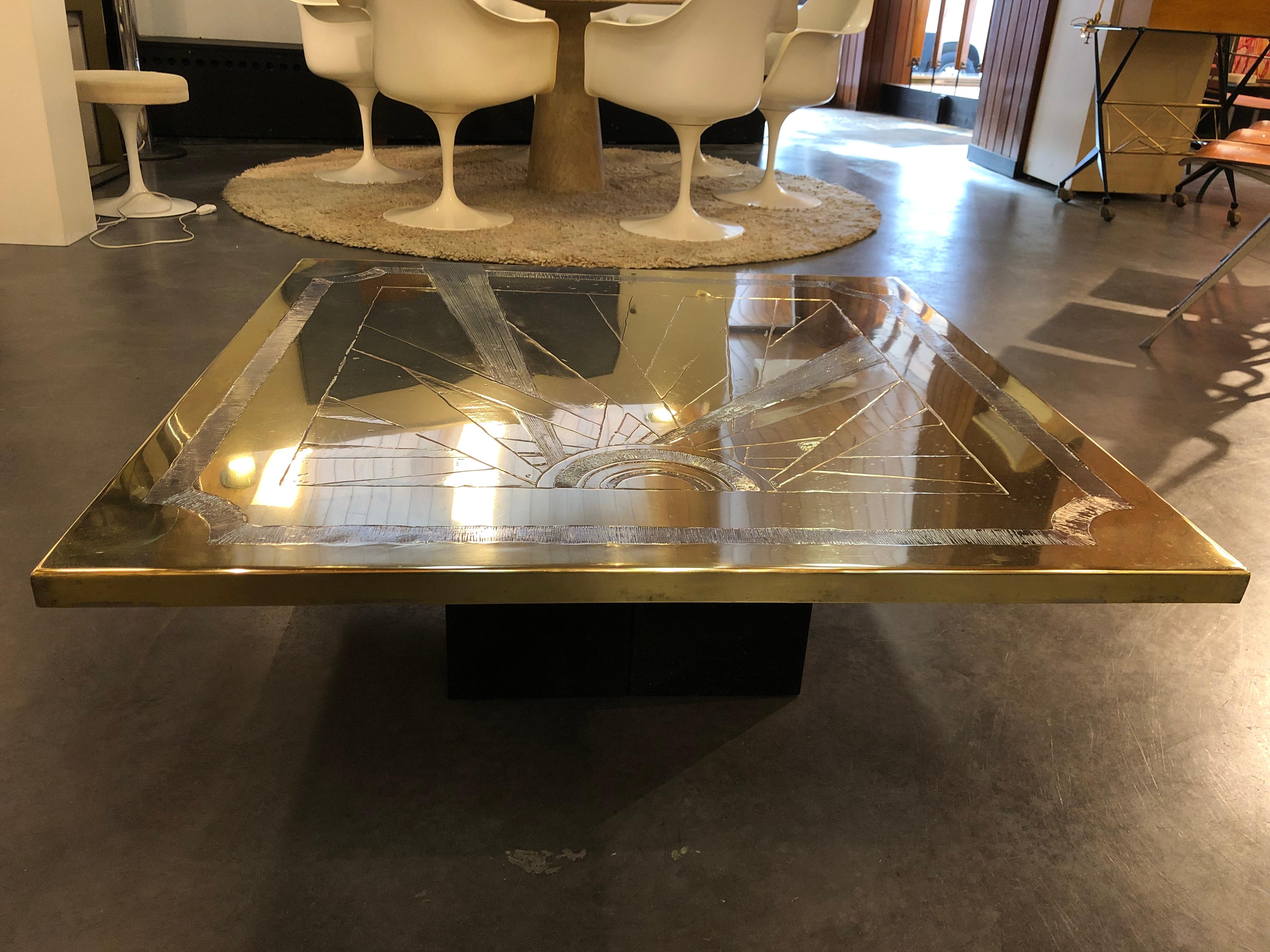 Square table in brass and aluminum on a metal base attributed to christian Heckscher in the end of seventies or beginning of the eighties.
Very particular work with 2 different materials mixed forming a stylised sun rising.
 