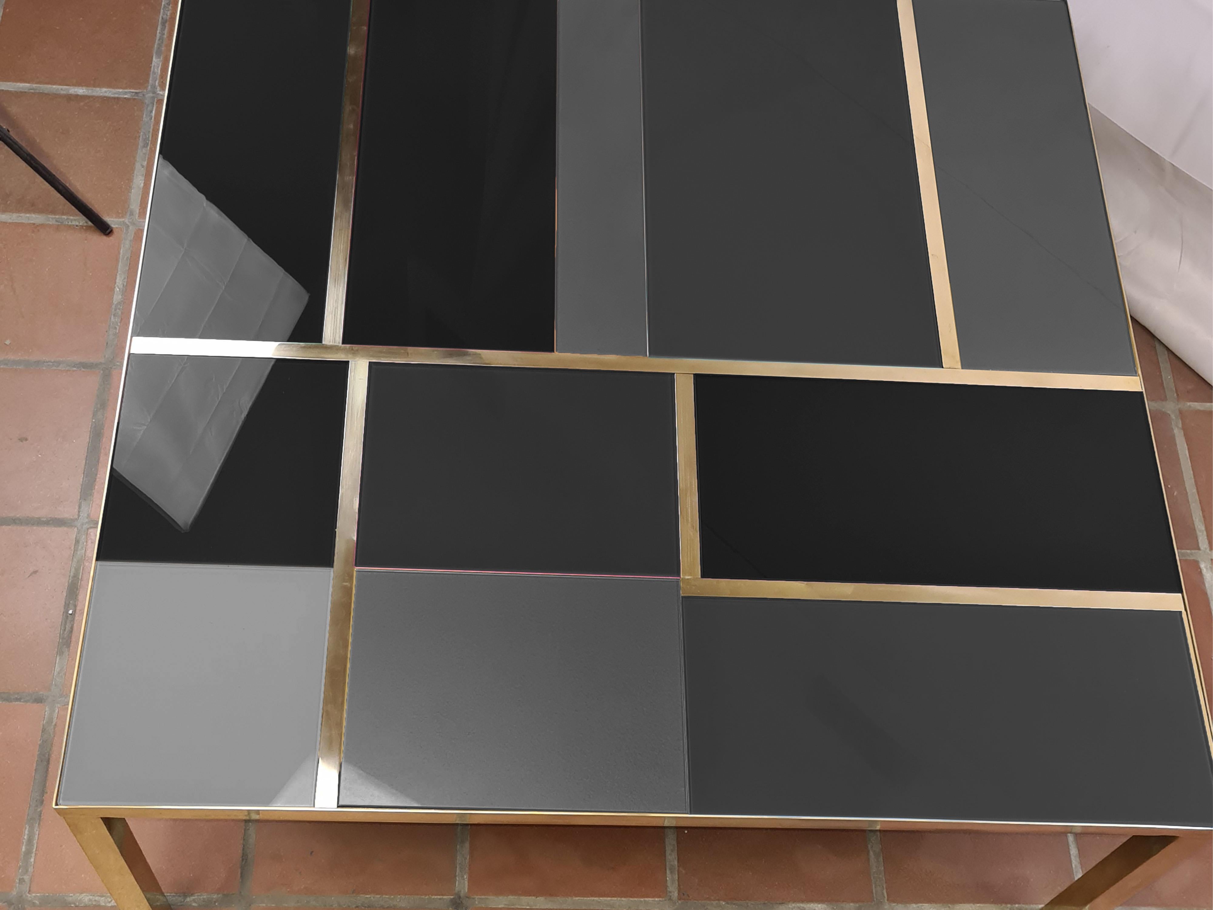 Moderno Square Coffee Table with Gray and Black Murano Glass, Brass Frame, Made in Italy in vendita
