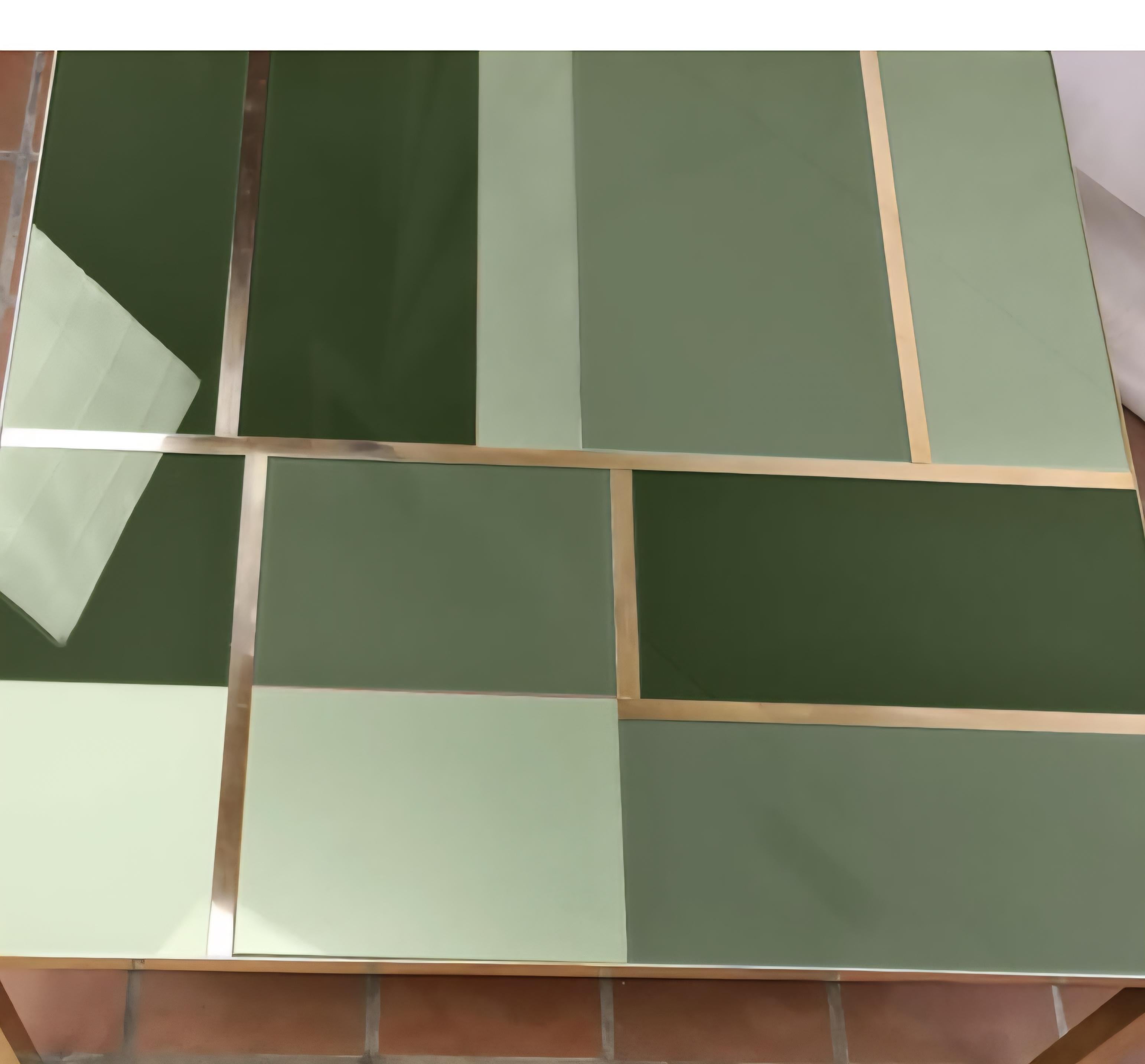 Table basse carrée en verre de Murano vert et bandes de laiton, disponible en vente 1