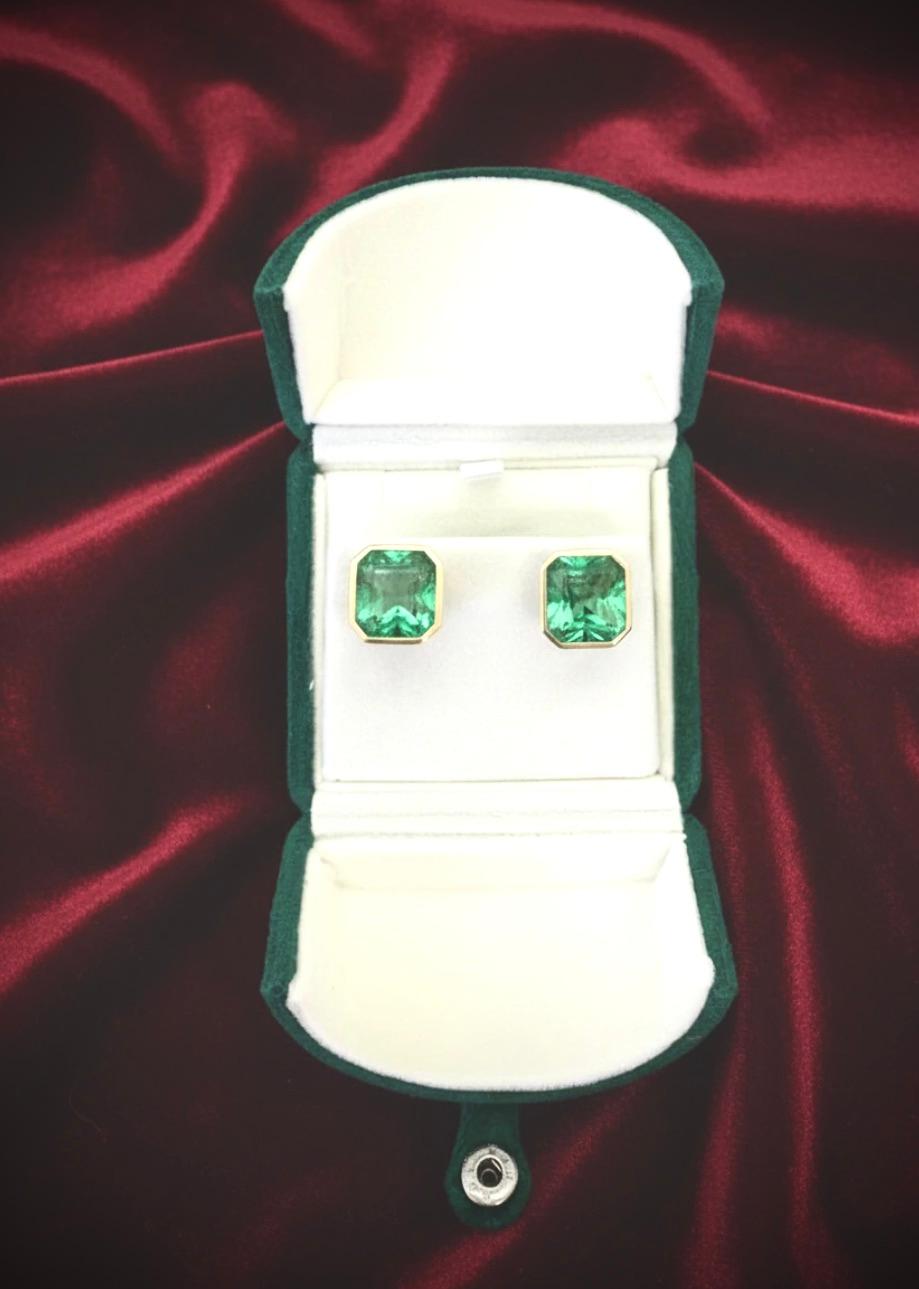 Women's Square Colombian Emerald Stud Earrings 18K Gold For Sale