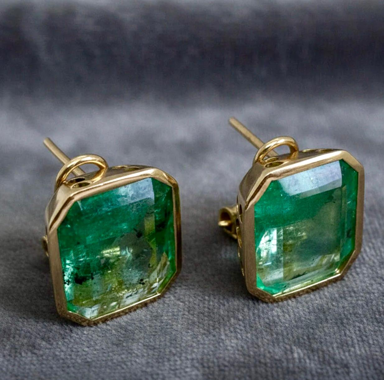 Square Colombian Emerald Stud Earrings 18K Gold For Sale 1