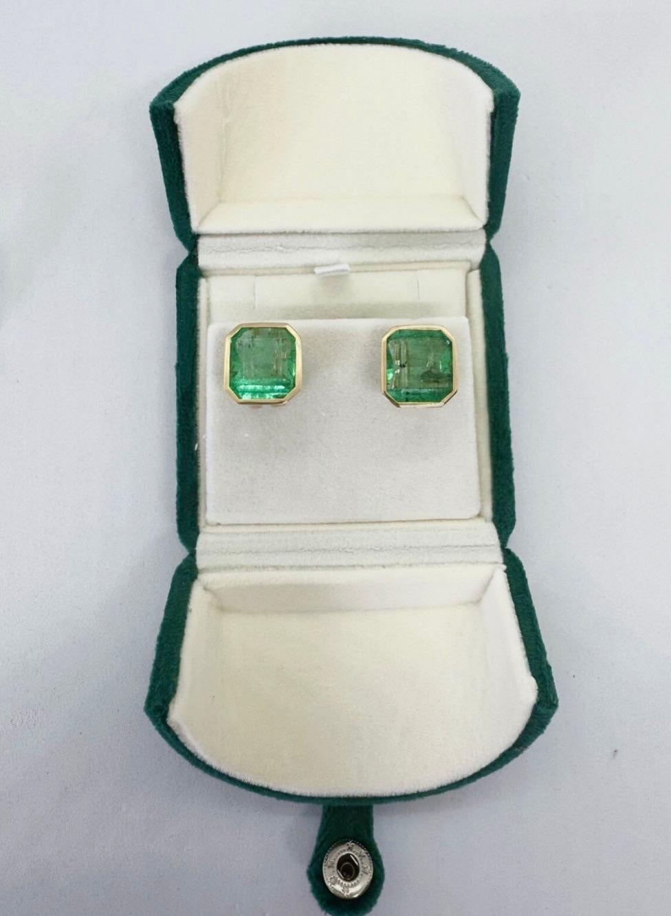 Women's Square Colombian Emerald Stud Earrings 18K Gold For Sale