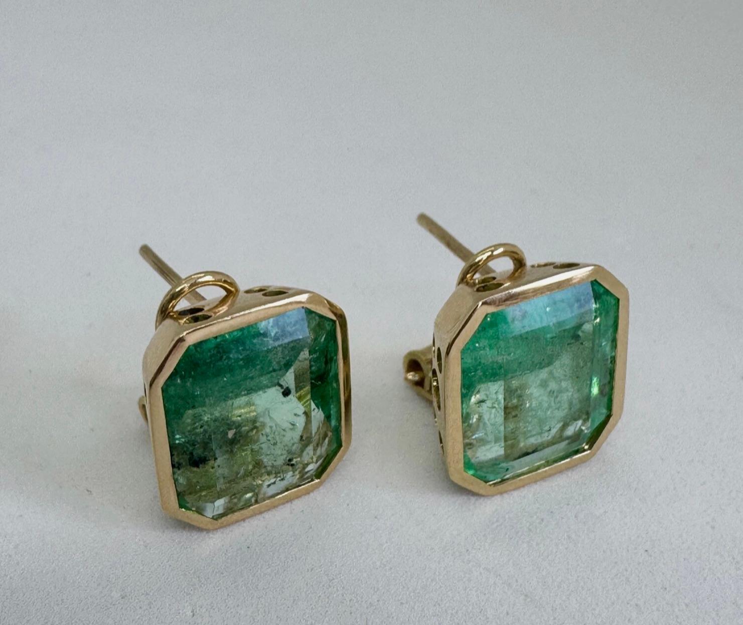 Square Colombian Emerald Stud Earrings 18K Gold For Sale 3