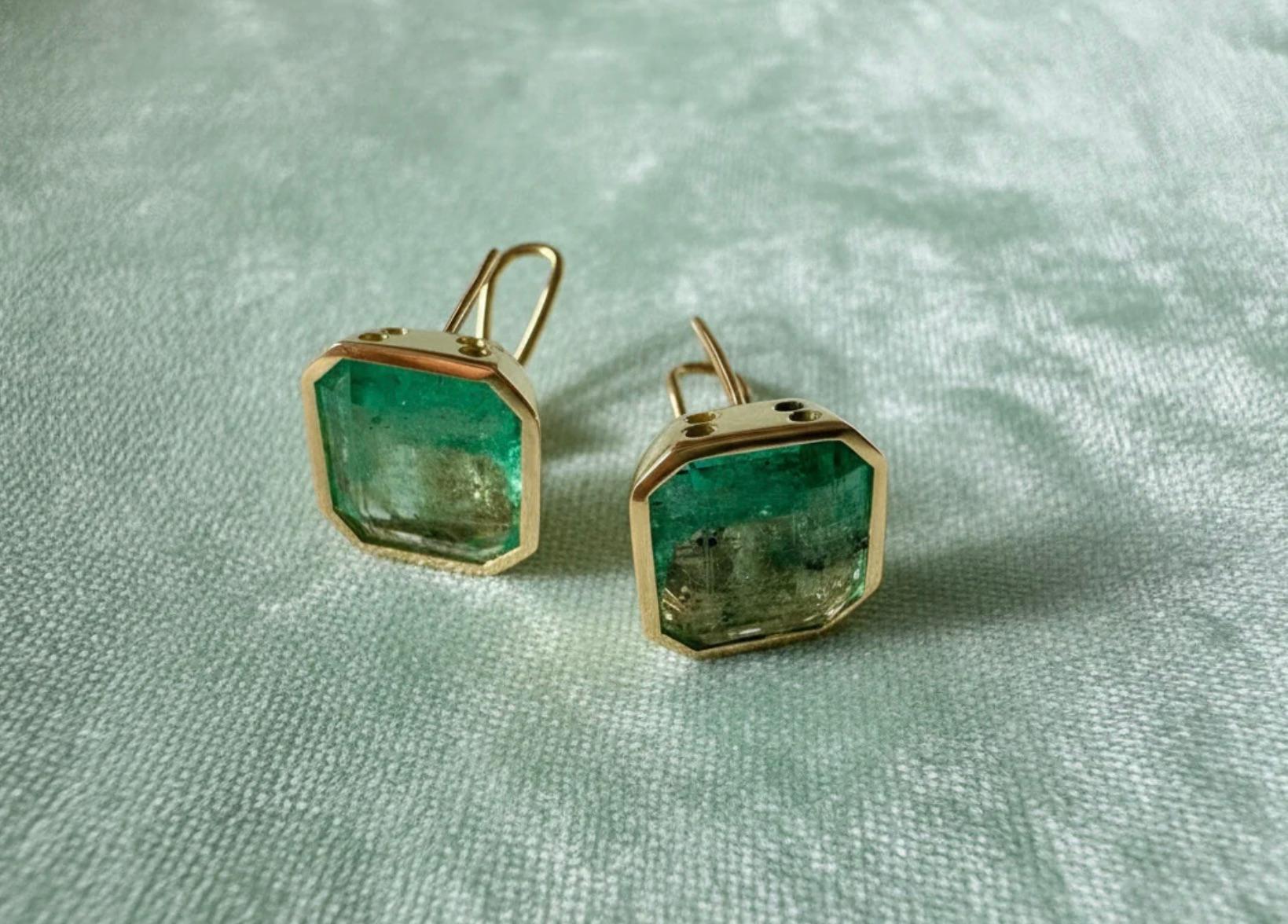 Square Colombian Emerald Stud Earrings 18K Gold For Sale 5