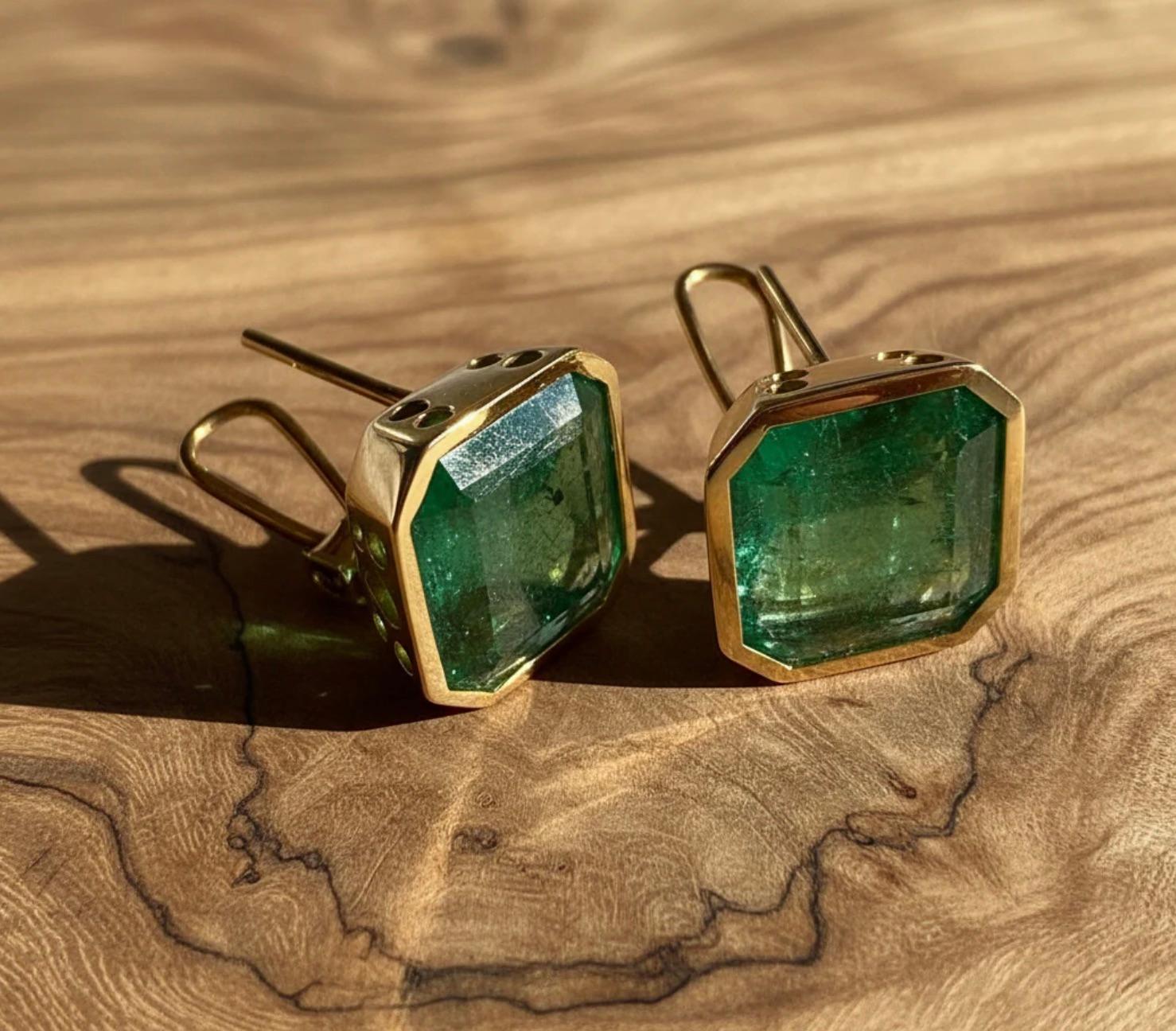 Square Colombian Emerald Stud Earrings 18K Gold For Sale 4