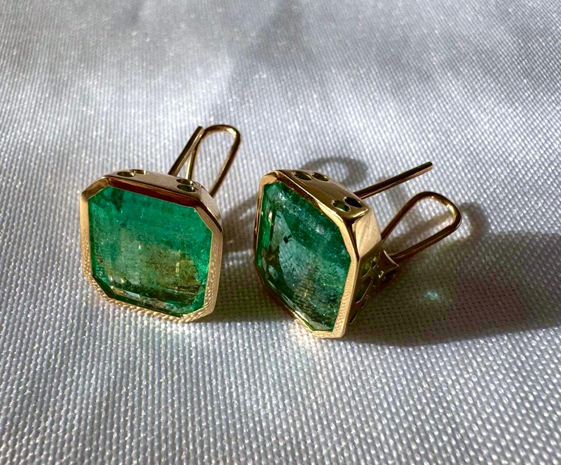 Square Colombian Emerald Stud Earrings 18K Gold For Sale 5
