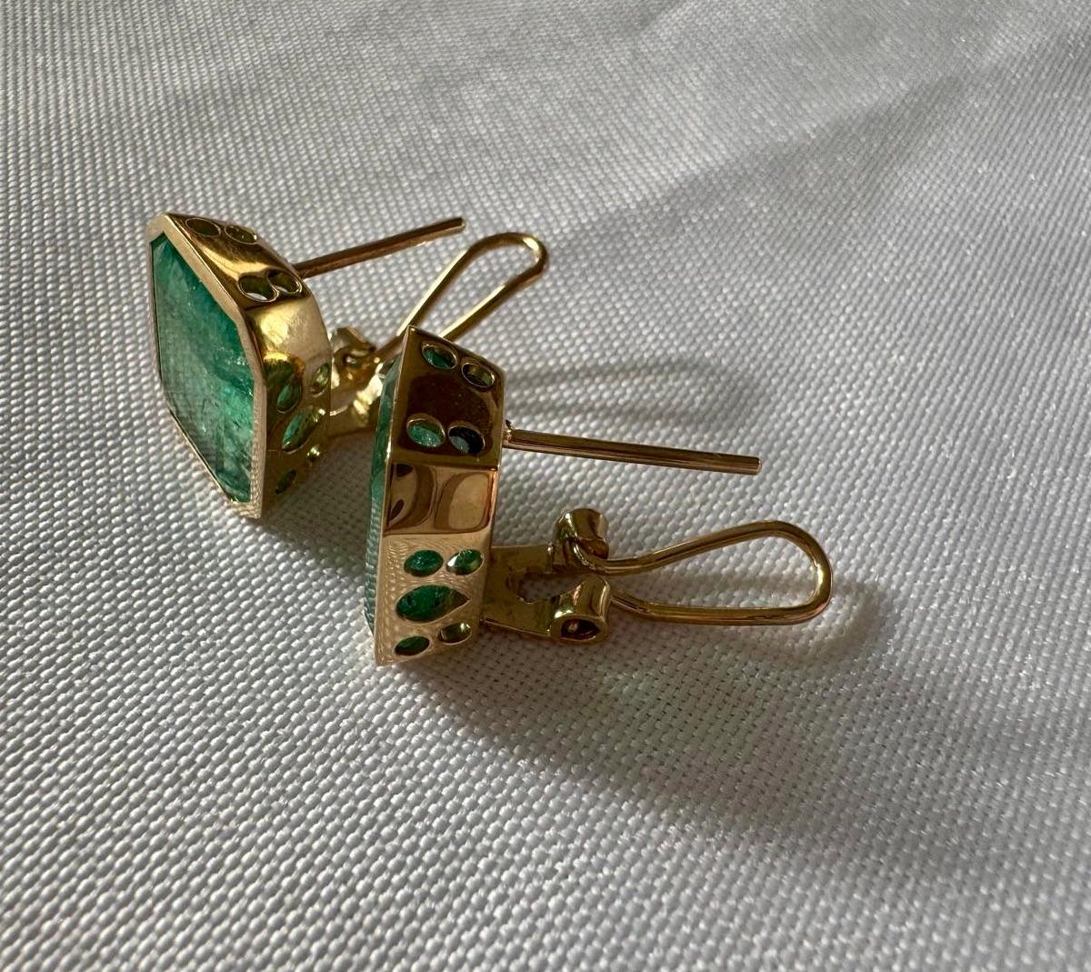 Square Colombian Emerald Stud Earrings 18K Gold For Sale 4