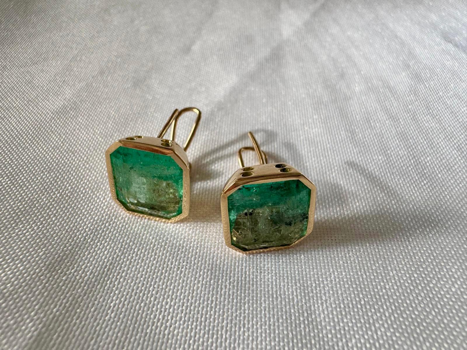  Square natural Colombian emerald stud Earrings in 18k yellow gold. Emerald cut 11.75 carats natural Colombian emeralds, medium-light green, with visible natural inclusions. 
Earrings measurements: 15.50mmx14.00mm
Natural Colombian Emerald  Clip-On