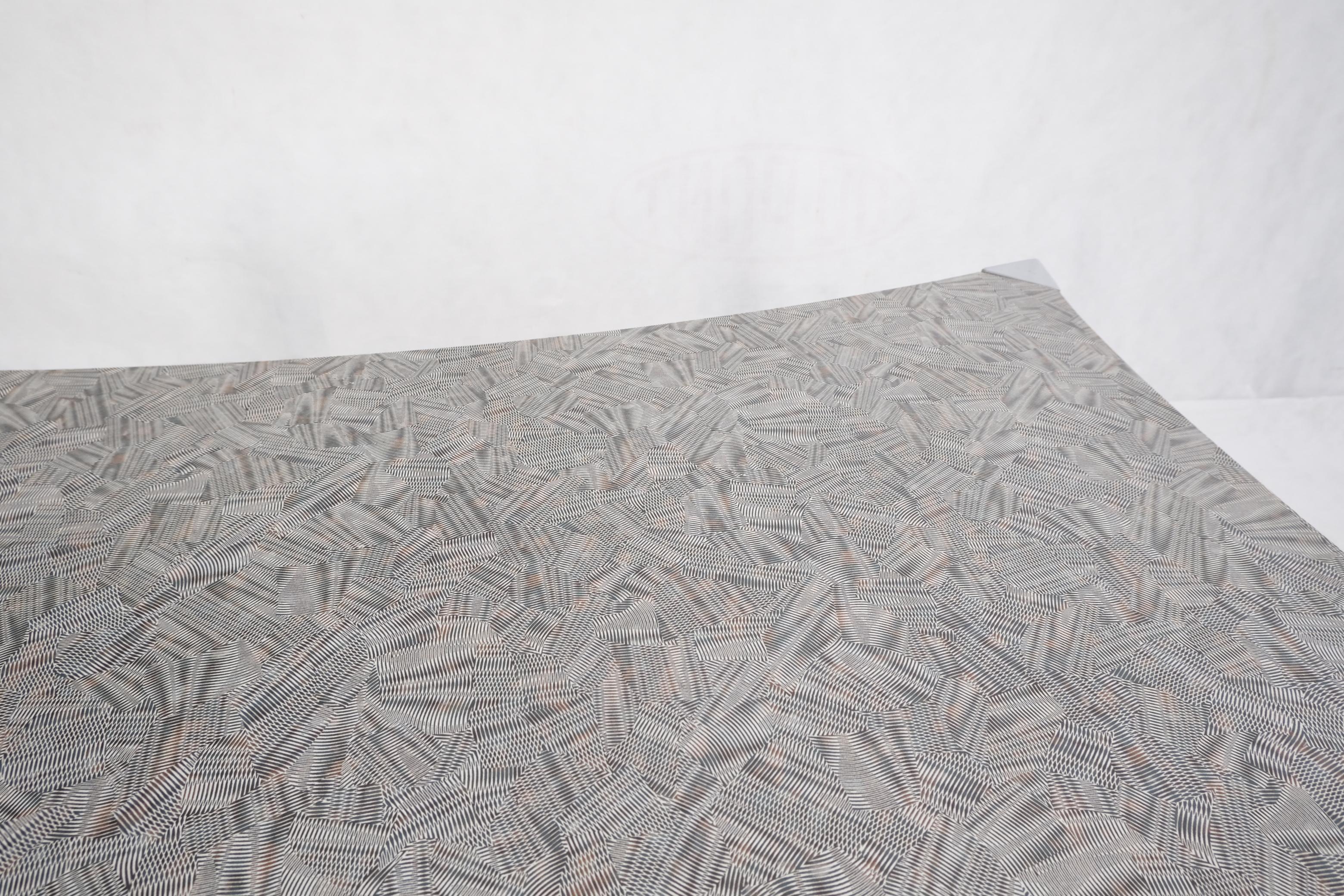 Manteau de table carré à côtés concaves et concaves, pieds triangulaires effilés en aluminium, table basse Scratch Coat en vente 3