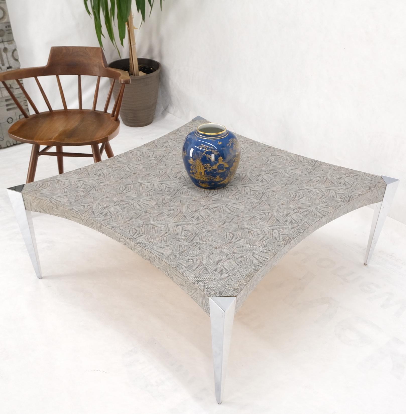 Manteau de table carré à côtés concaves et concaves, pieds triangulaires effilés en aluminium, table basse Scratch Coat en vente 5