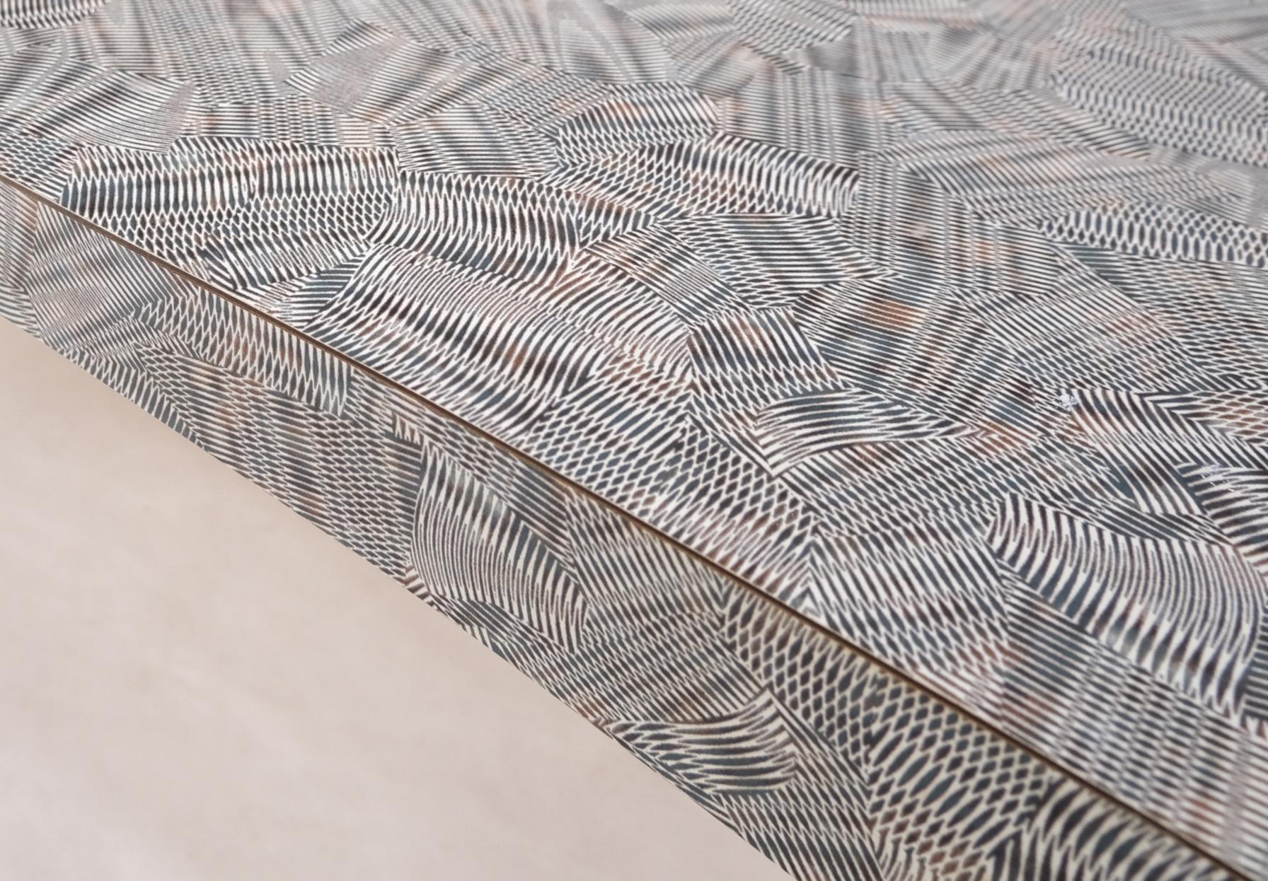 Manteau de table carré à côtés concaves et concaves, pieds triangulaires effilés en aluminium, table basse Scratch Coat Bon état - En vente à Rockaway, NJ