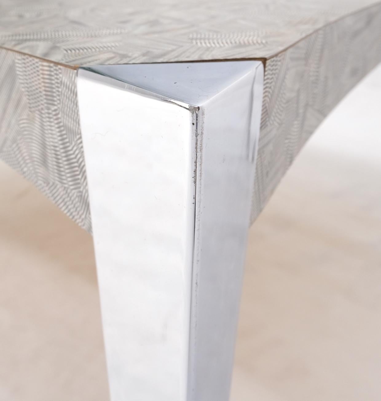 20ième siècle Manteau de table carré à côtés concaves et concaves, pieds triangulaires effilés en aluminium, table basse Scratch Coat en vente