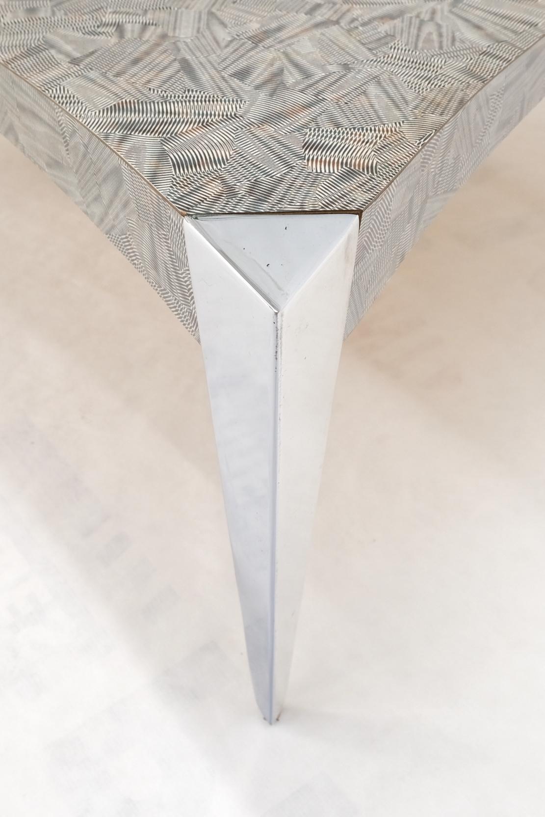 Aluminium Manteau de table carré à côtés concaves et concaves, pieds triangulaires effilés en aluminium, table basse Scratch Coat en vente