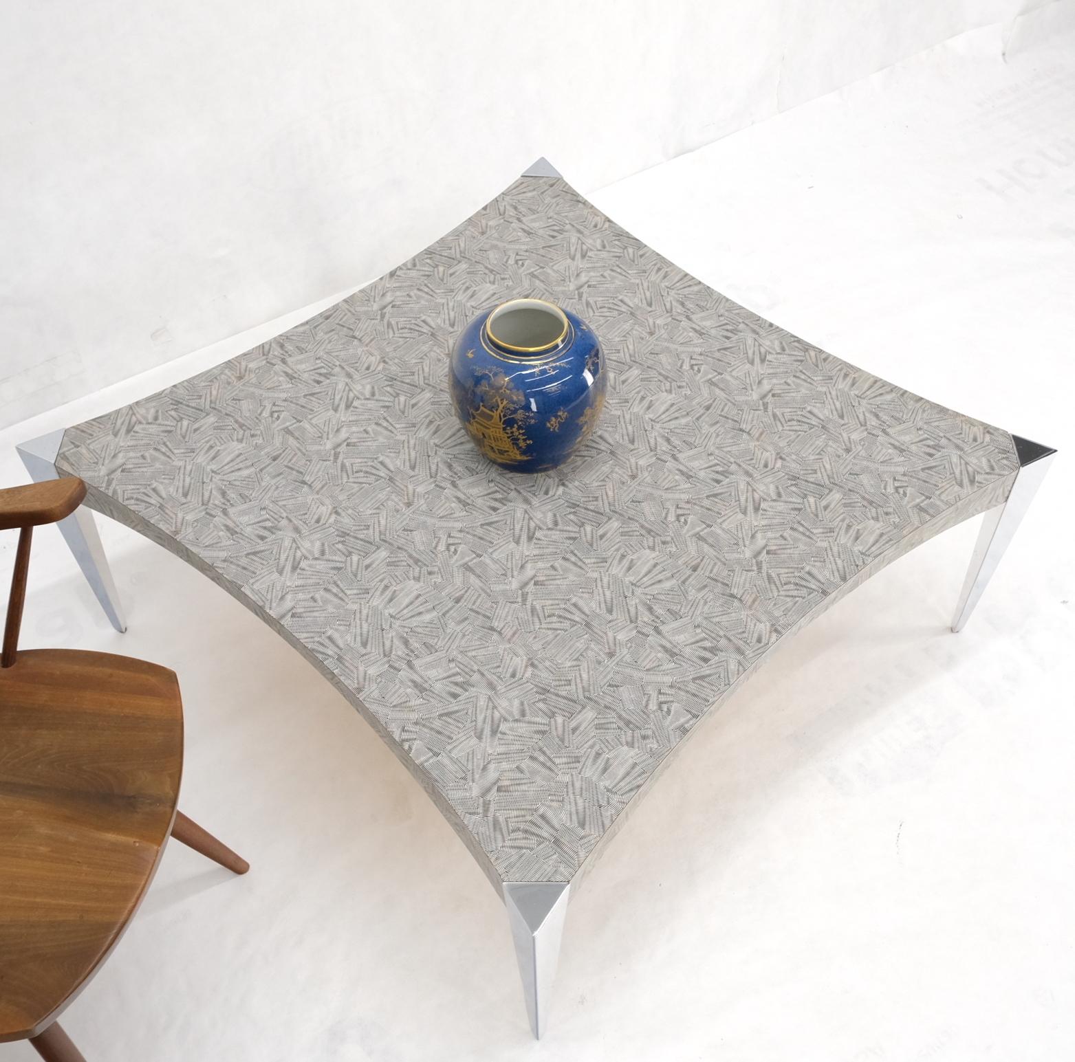 Manteau de table carré à côtés concaves et concaves, pieds triangulaires effilés en aluminium, table basse Scratch Coat en vente 2