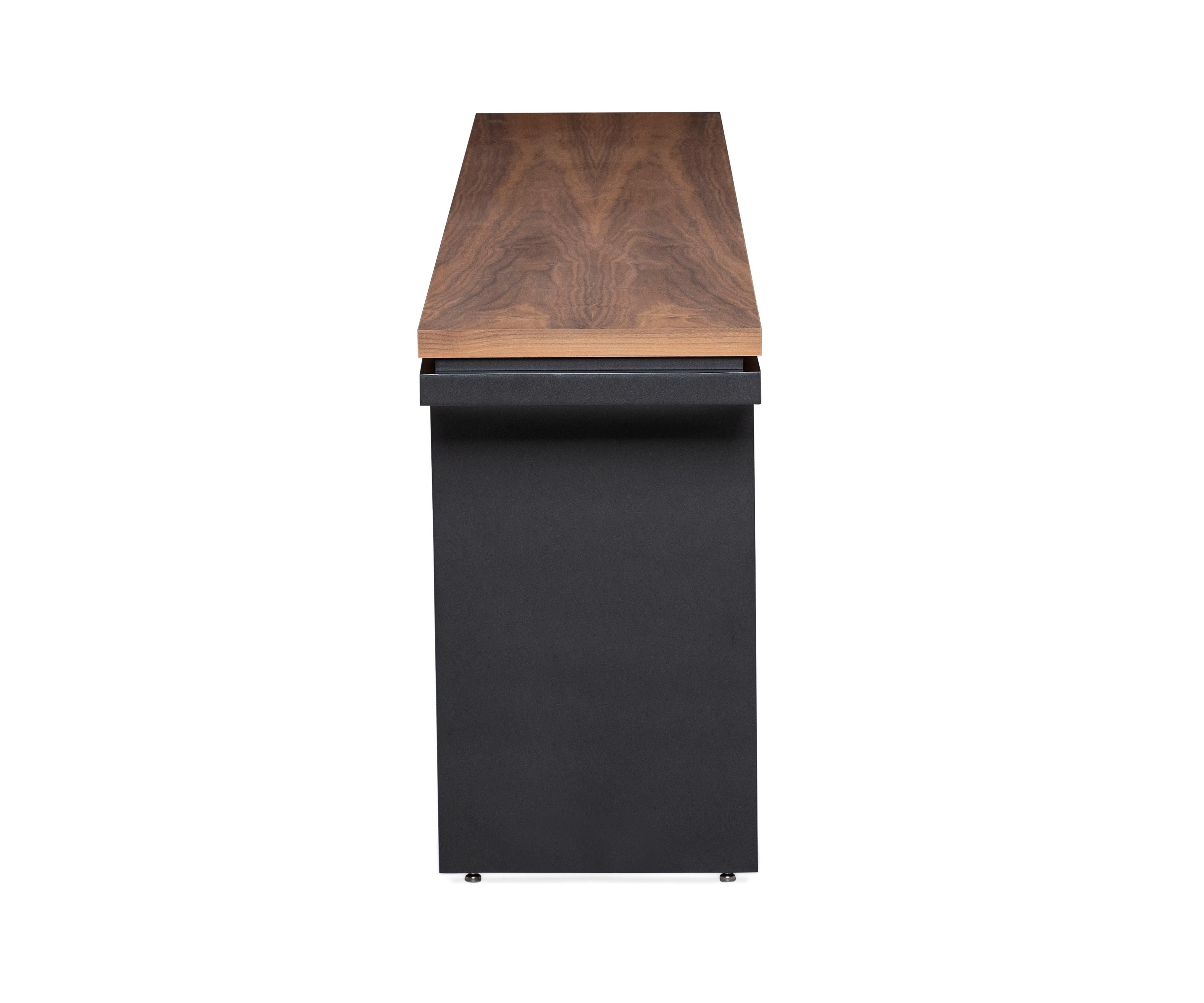 Brésilien Table console carrée en fini Wood Wood et graphite noir 98 po en vente