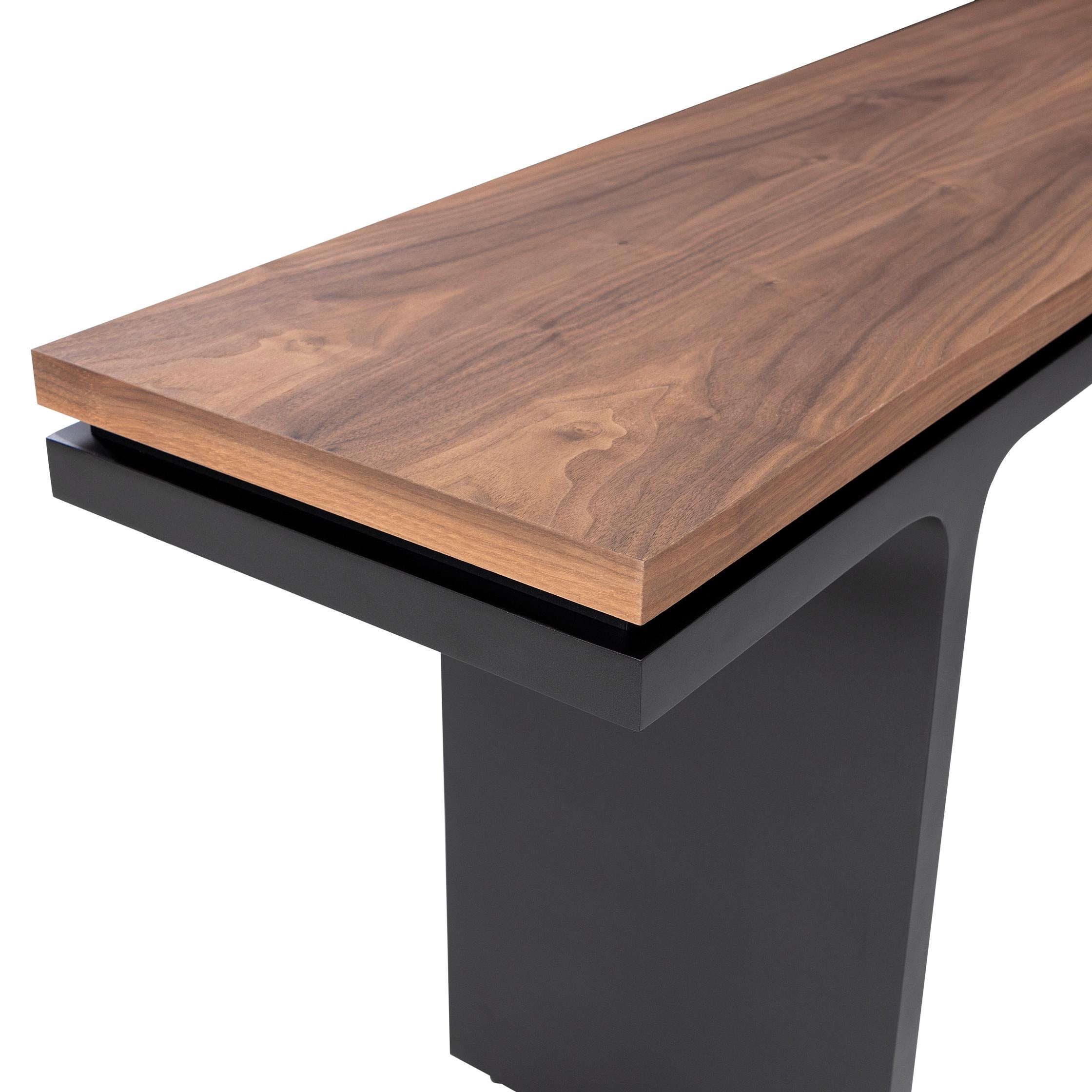 Mesa consola moderna negra metalizada con tablero chapado en nogal de 98 pulgadas, línea cuadrada Siglo XXI y contemporáneo en venta