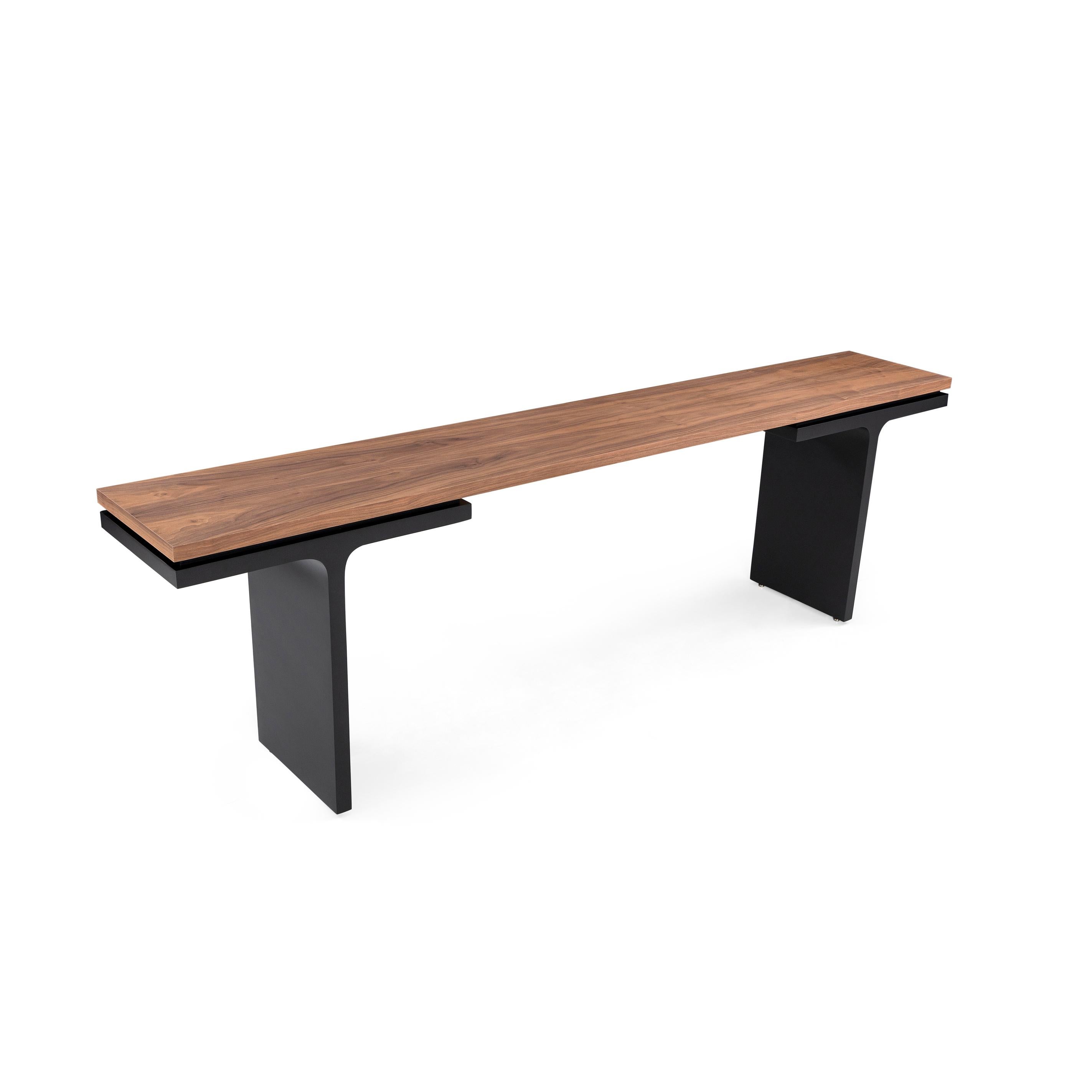 Mesa consola moderna negra metalizada con tablero chapado en nogal de 98 pulgadas, línea cuadrada Laca en venta