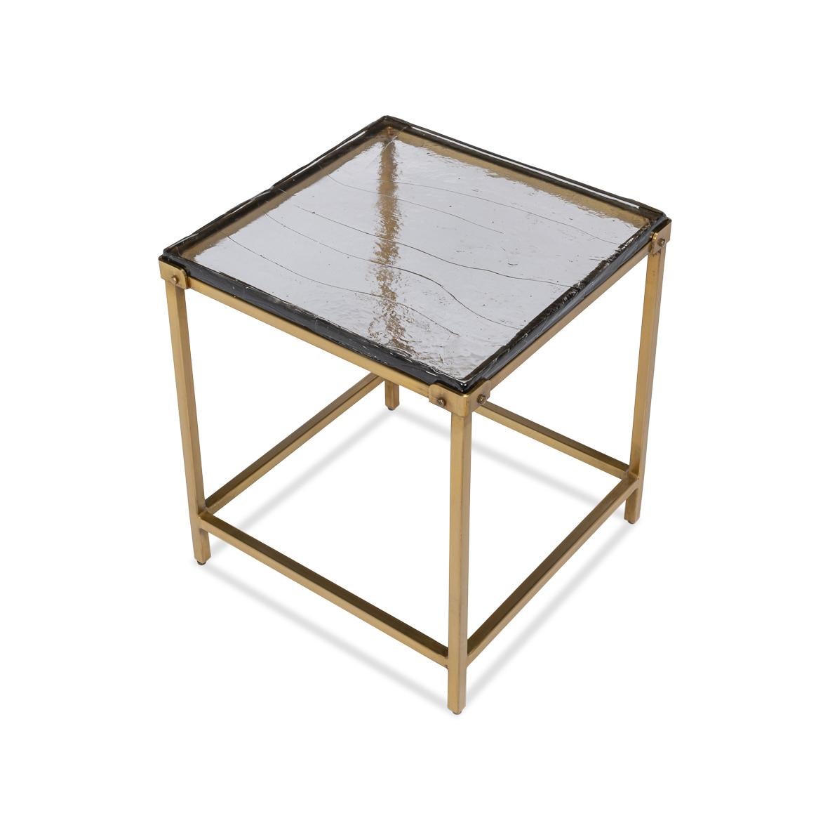 Asiatique Table d'appoint contemporaine carrée - Finition laiton en vente