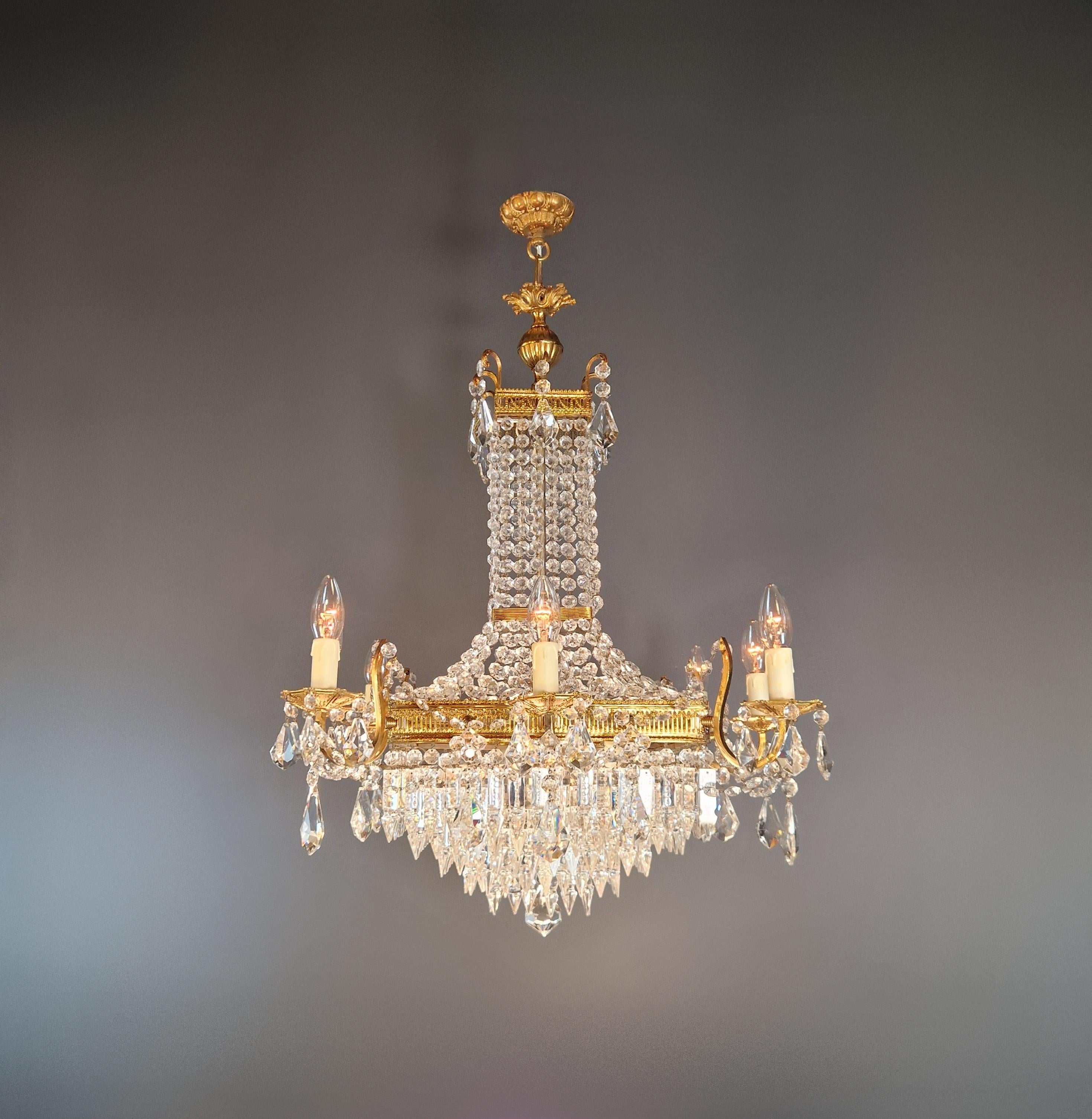 Lustre carré en cristal de laiton - 12 lumières, restauré à Berlin, recâblé
Nous proposons à la vente un lustre carré exceptionnel, à l'allure impressionnante et à la fabrication de grande qualité. Il a été restauré de manière experte à Berlin et